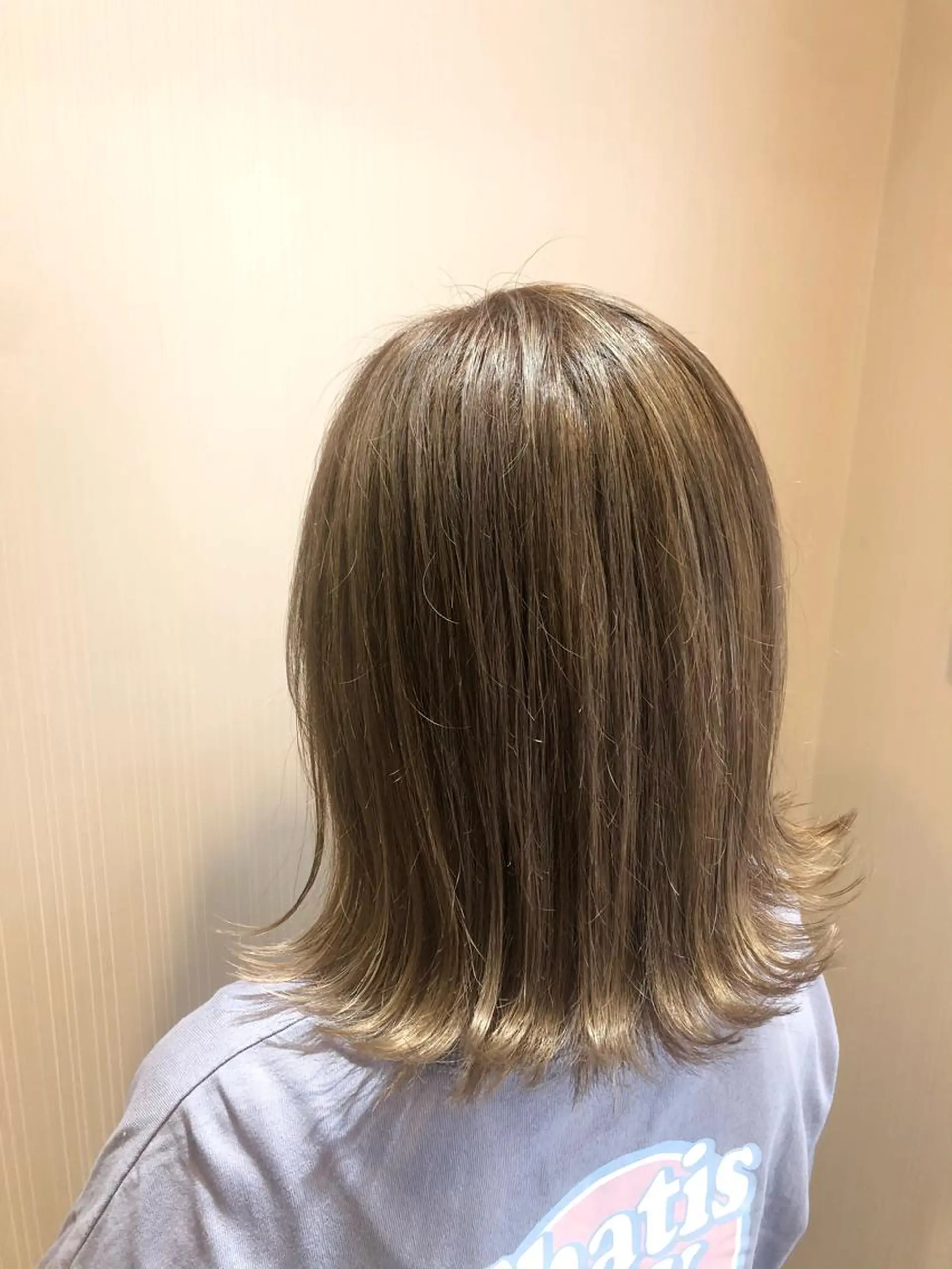 ショート カラー ヘアアレンジ ベージュカラー ハイトーンカラー ハイトーンベージュ 新井 友菜のヘアスタイル