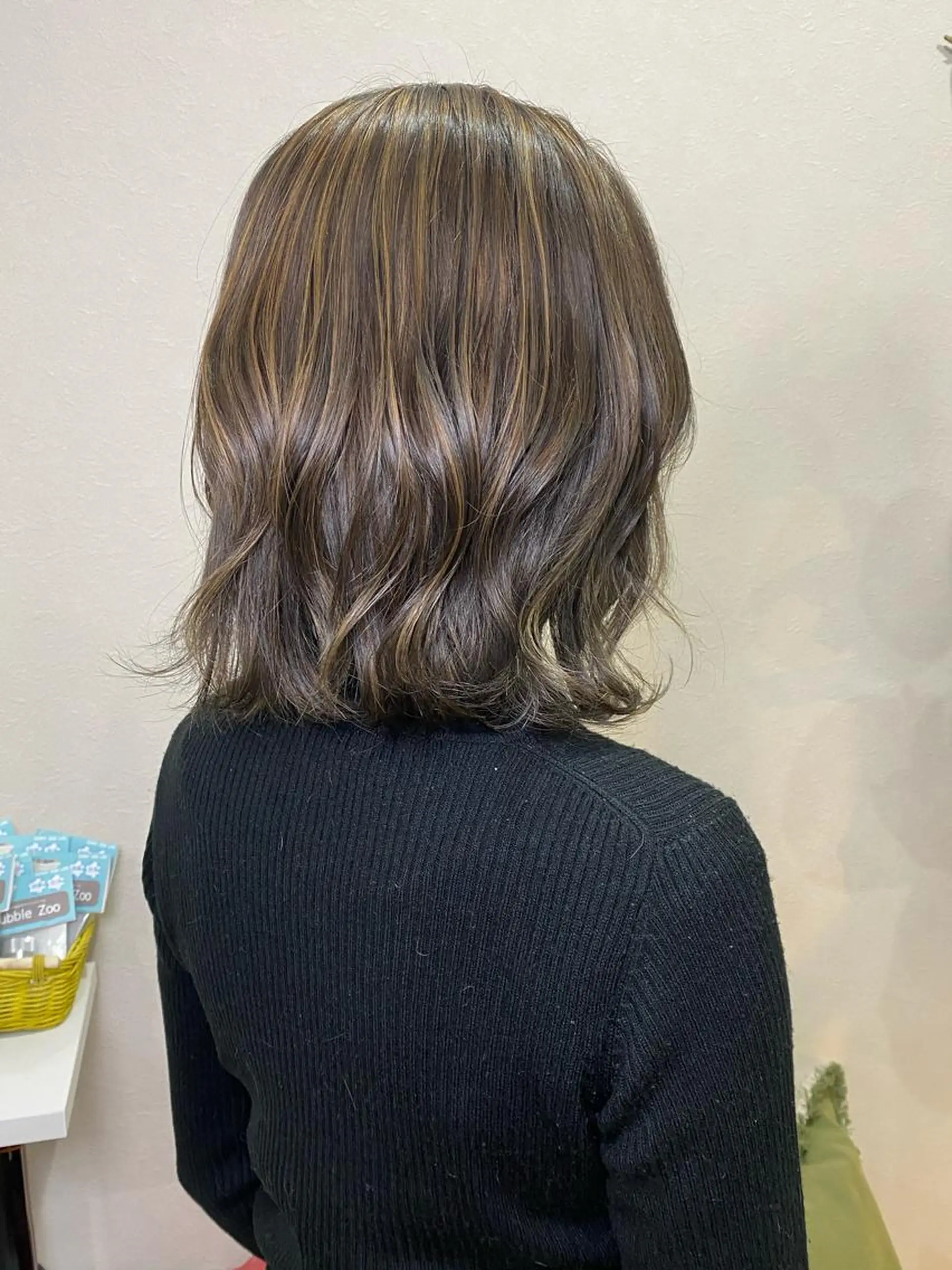 ミディアム ハイライト 佐治 梨乃のヘアスタイル