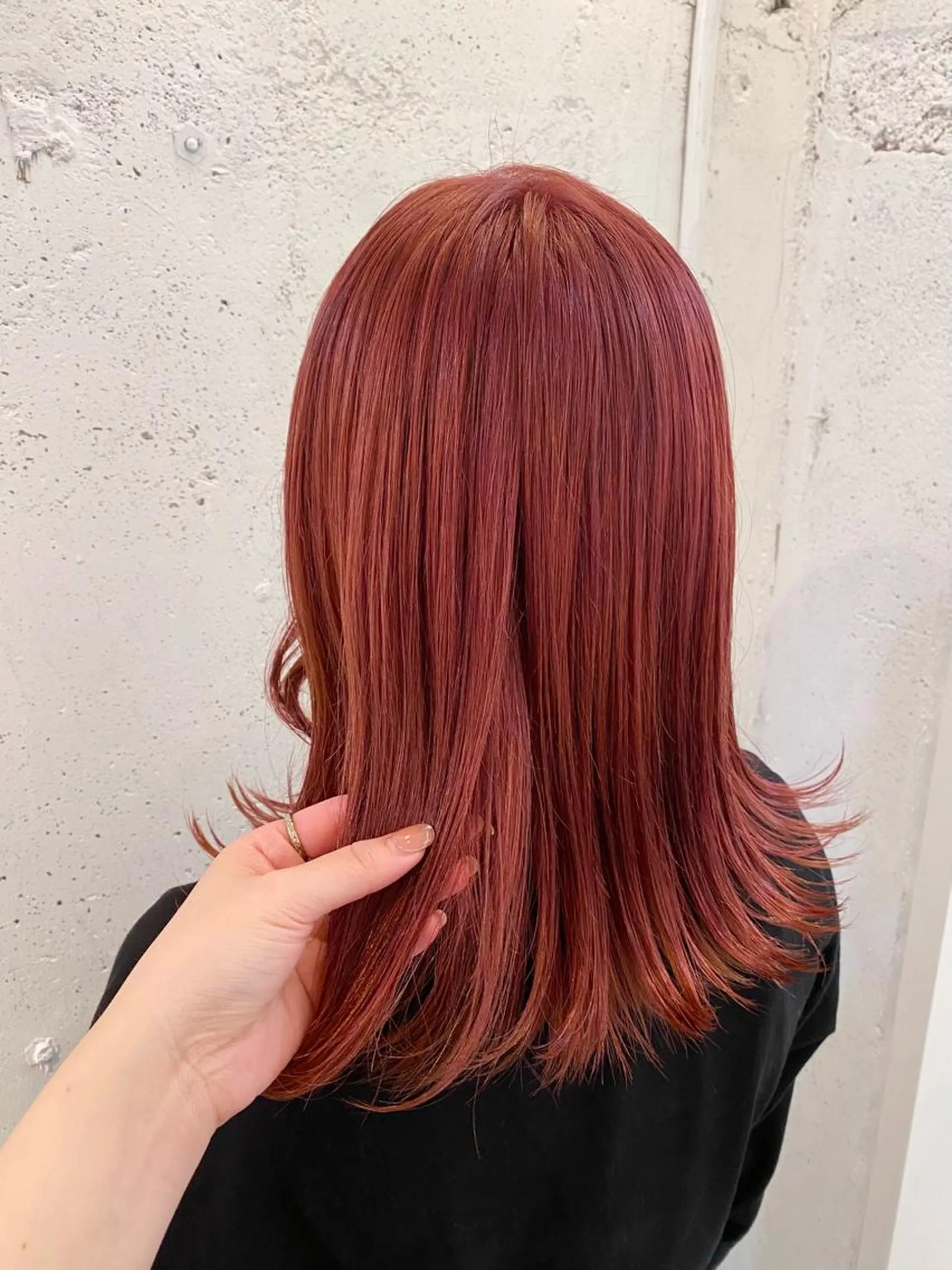 セミロング カラー ブリーチ ピンクカラー ブリーチなしカラー レイヤーカットのヘアスタイル