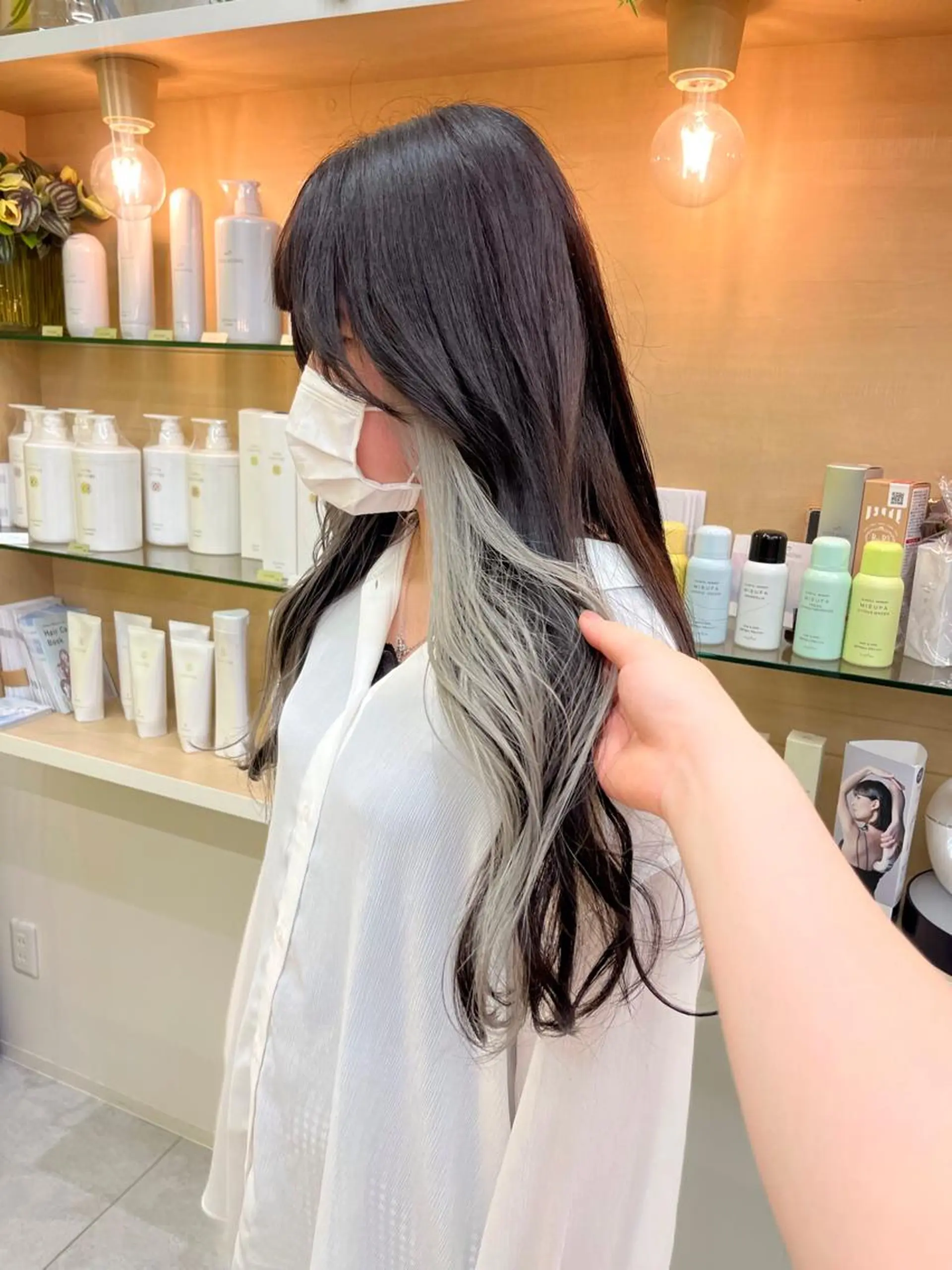 ロング カラー ヘアアレンジ ハイトーンカラー 山下 とよかのヘアスタイル