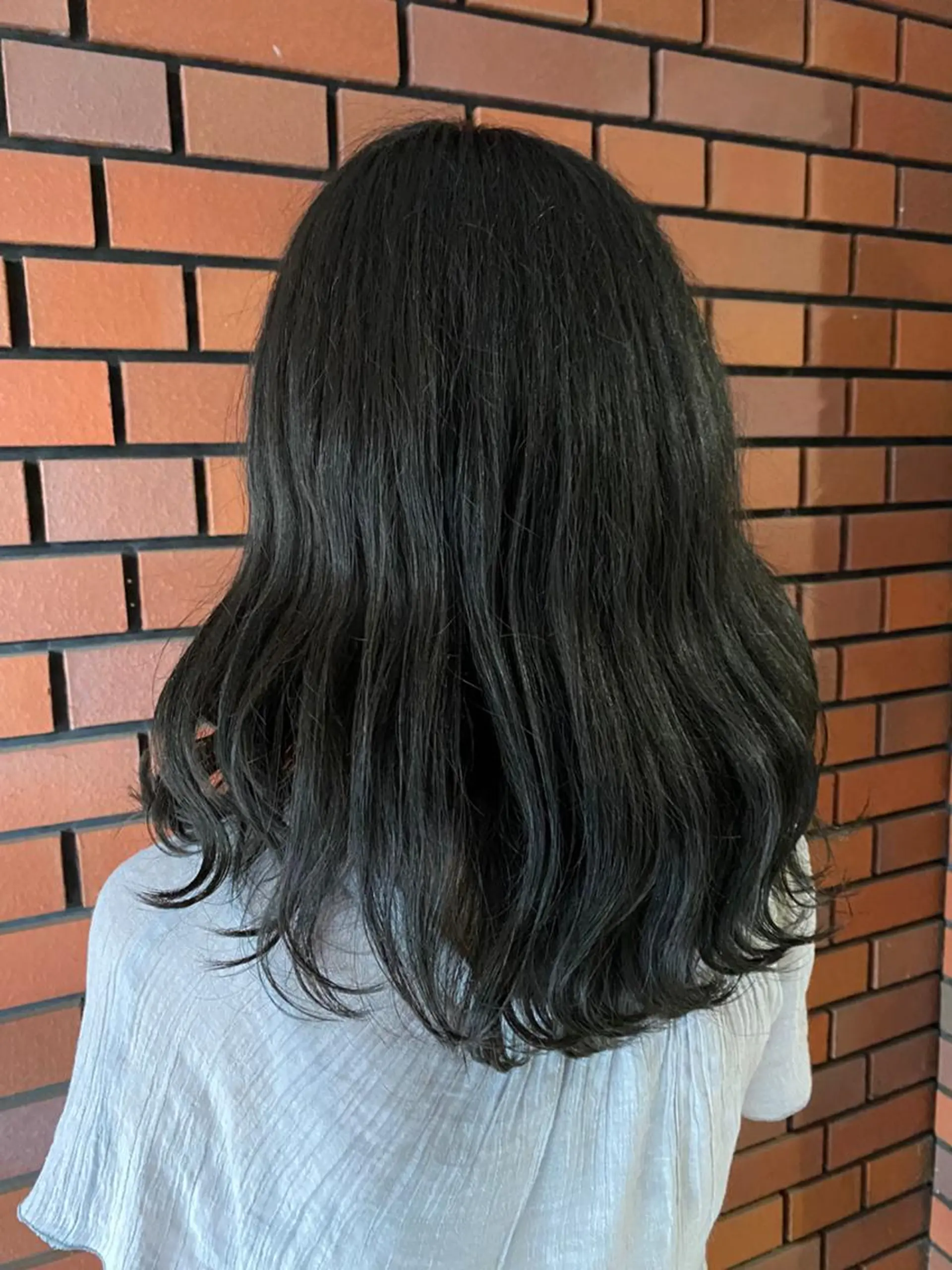セミロング カラー セミロングパーマ 黒髪 ブリーチ ブルーカラー ブルーブラック エイトウメダ 店長　稲尾友則のヘアスタイル
