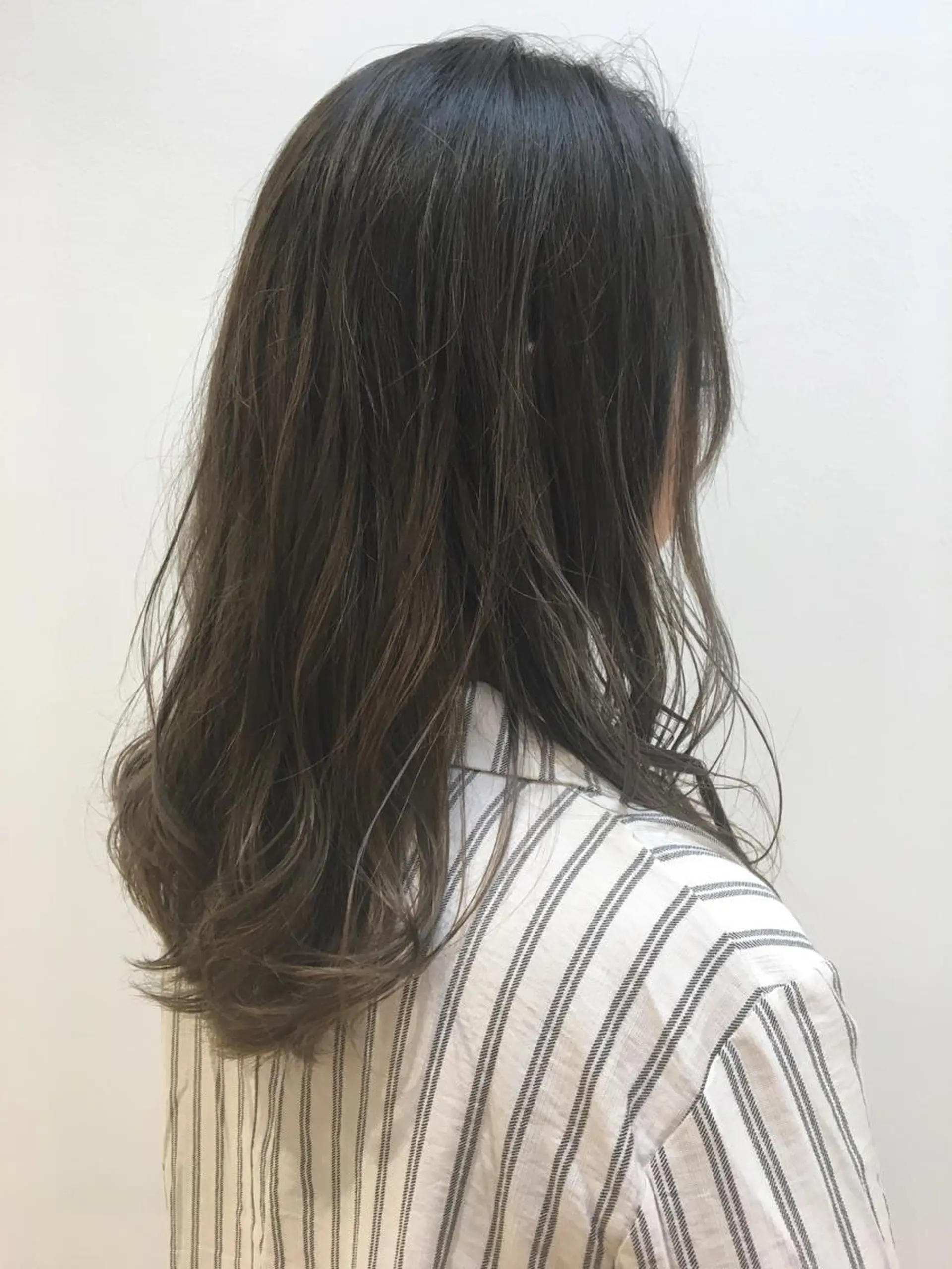 セミロング カラー loca by tree所属・うる艶暖色カラー HARUNAのヘアスタイル
