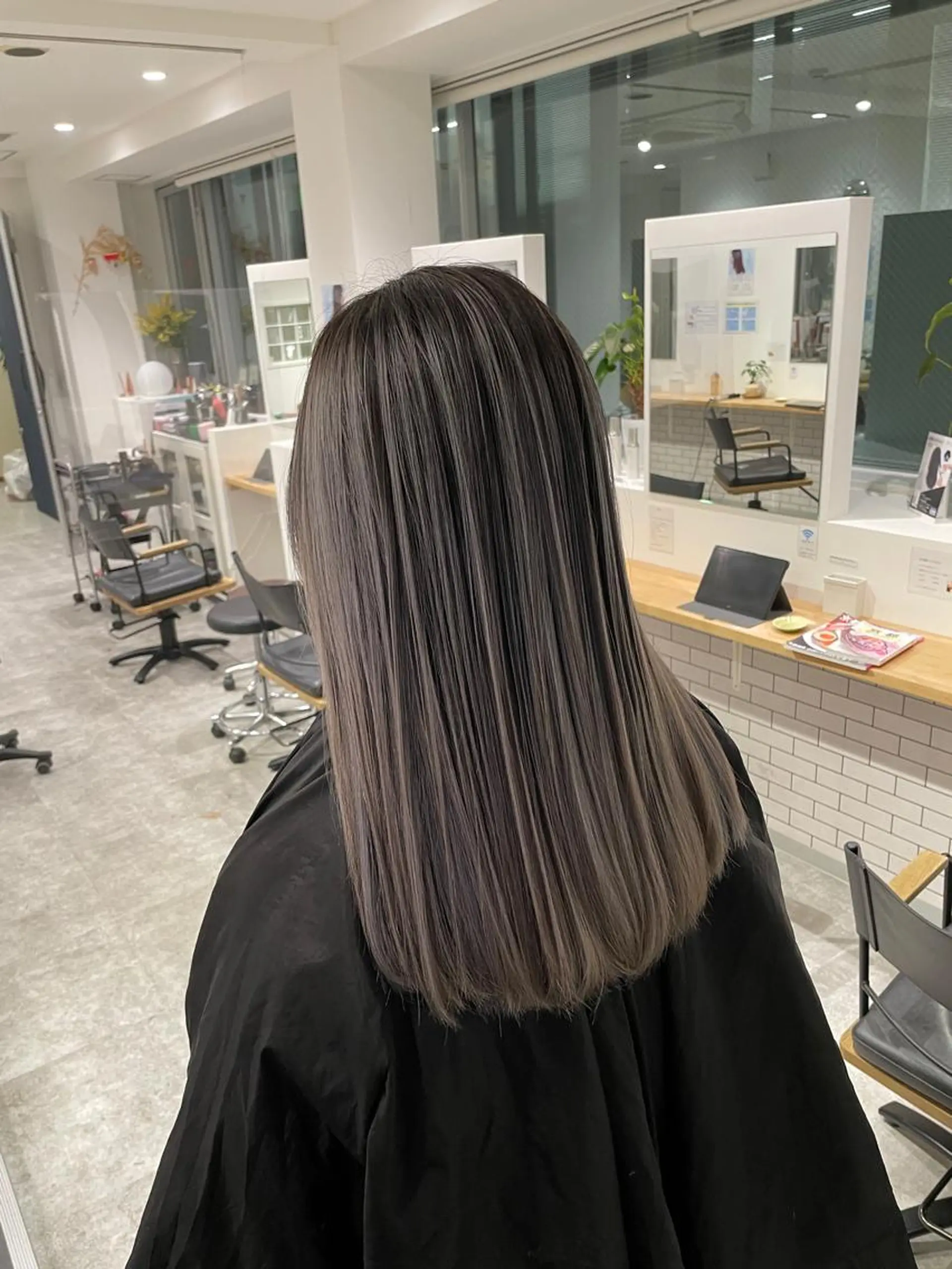 セミロング ヘアカラー 大人レイヤー ヨシミカズヤのヘアスタイル