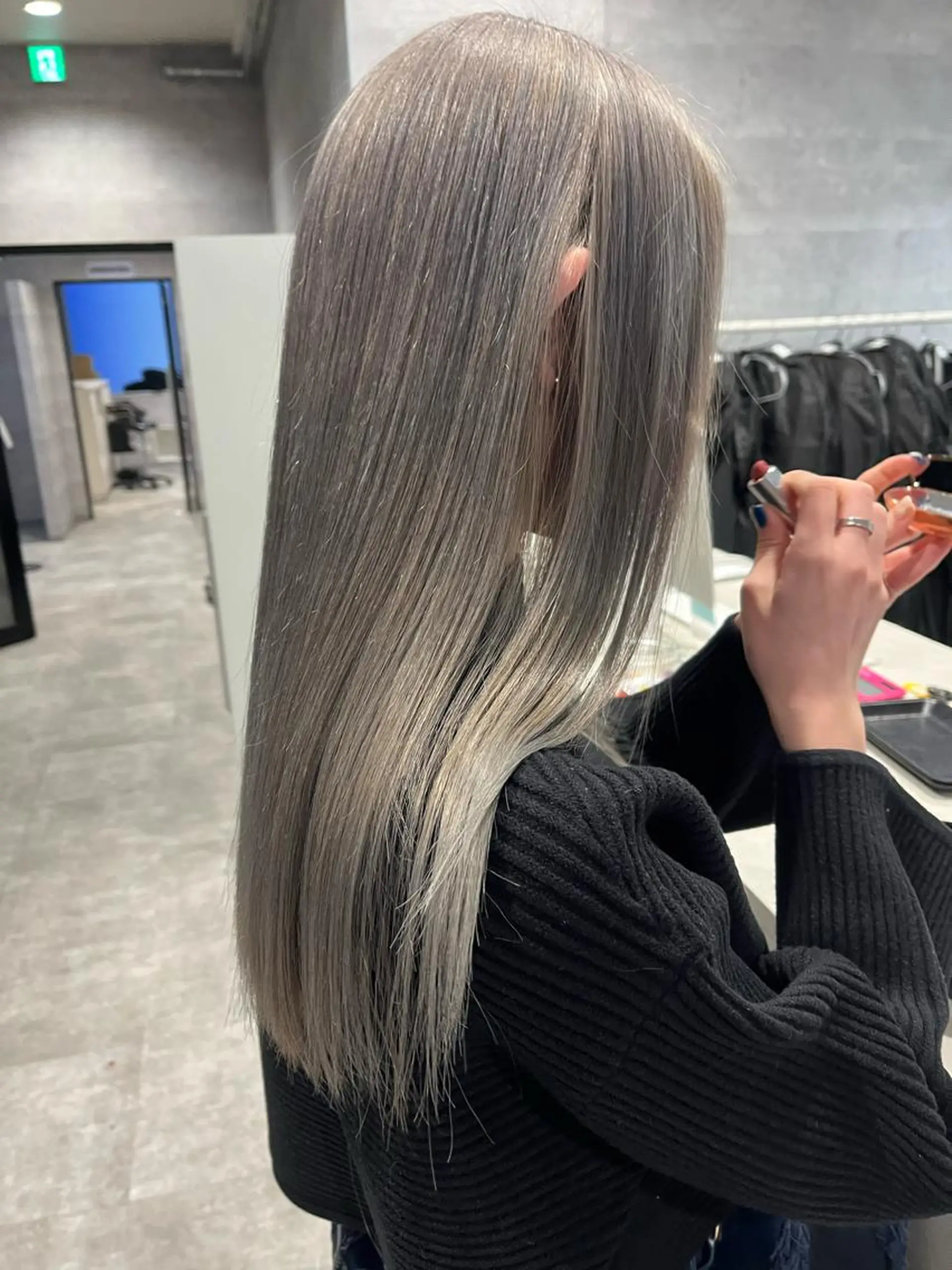 ロング カラー ブリーチ ヘアカラー MIES amane(アマネ)のヘアスタイル