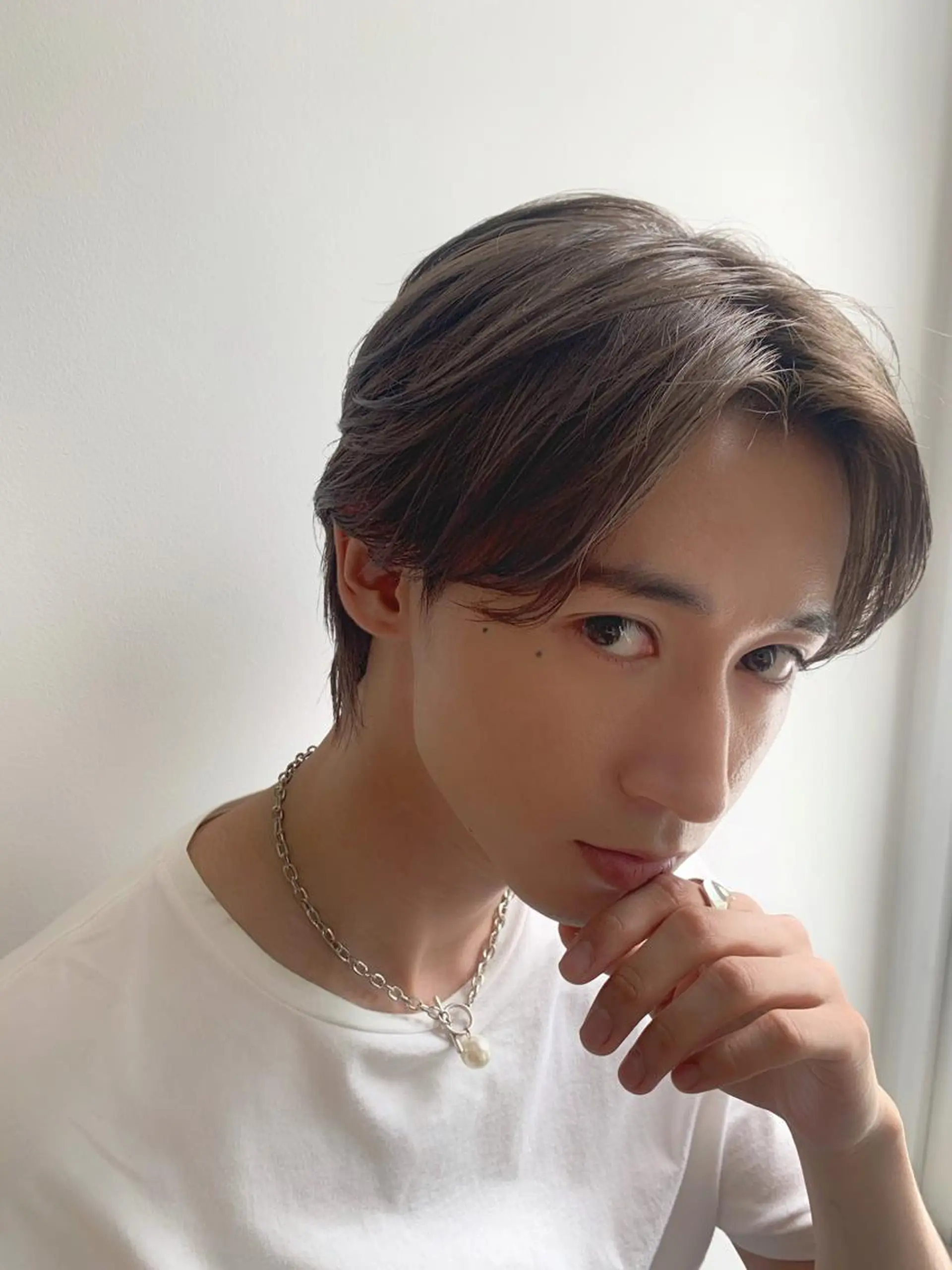 ミディアム カラー メンズ ミディアムパーマ メンズブリーチ センターパート フェードカット メンズハイライト ヘアカラー トリートメント メンズStylist 山根慧のヘアスタイル