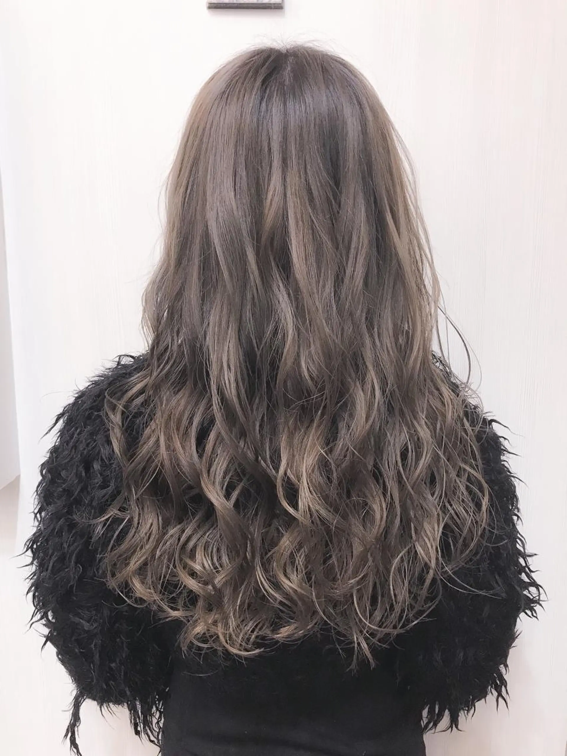 ロング カラー アディクシーカラー ベージュカラー ブリーチ 透明感カラー グレージュ .. meiのヘアスタイル