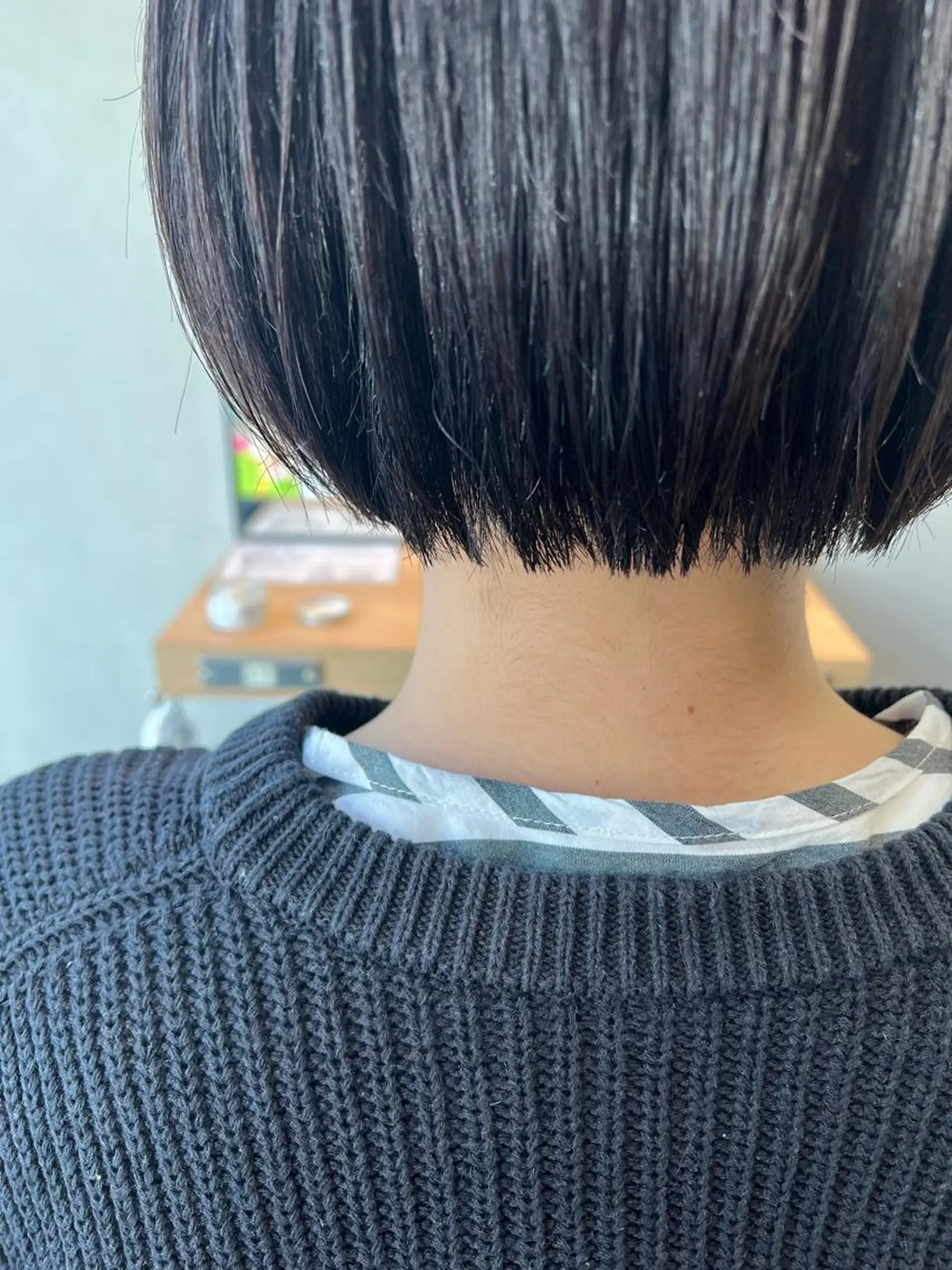 ショート カラー ヘアアレンジ 切りっぱなしボブ 黒髪 ブルーカラー ブルーブラック ボブ カット ヘアカラー トリートメント サナ🌱 切りっぱなしボブのヘアスタイル