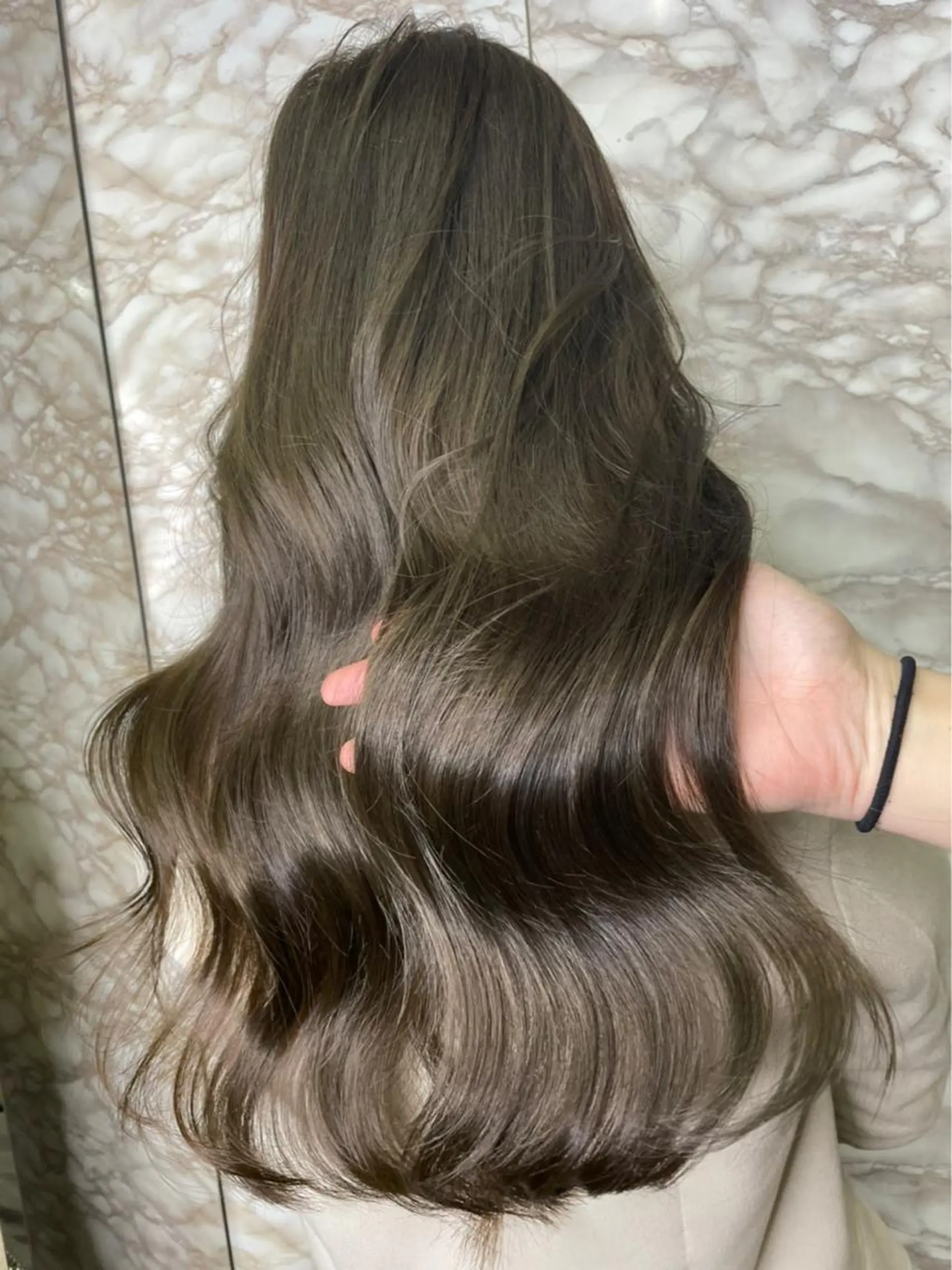ロング カラー ヘアアレンジ ベージュカラー ヘアカラー トリートメント 山崎 澪のヘアスタイル