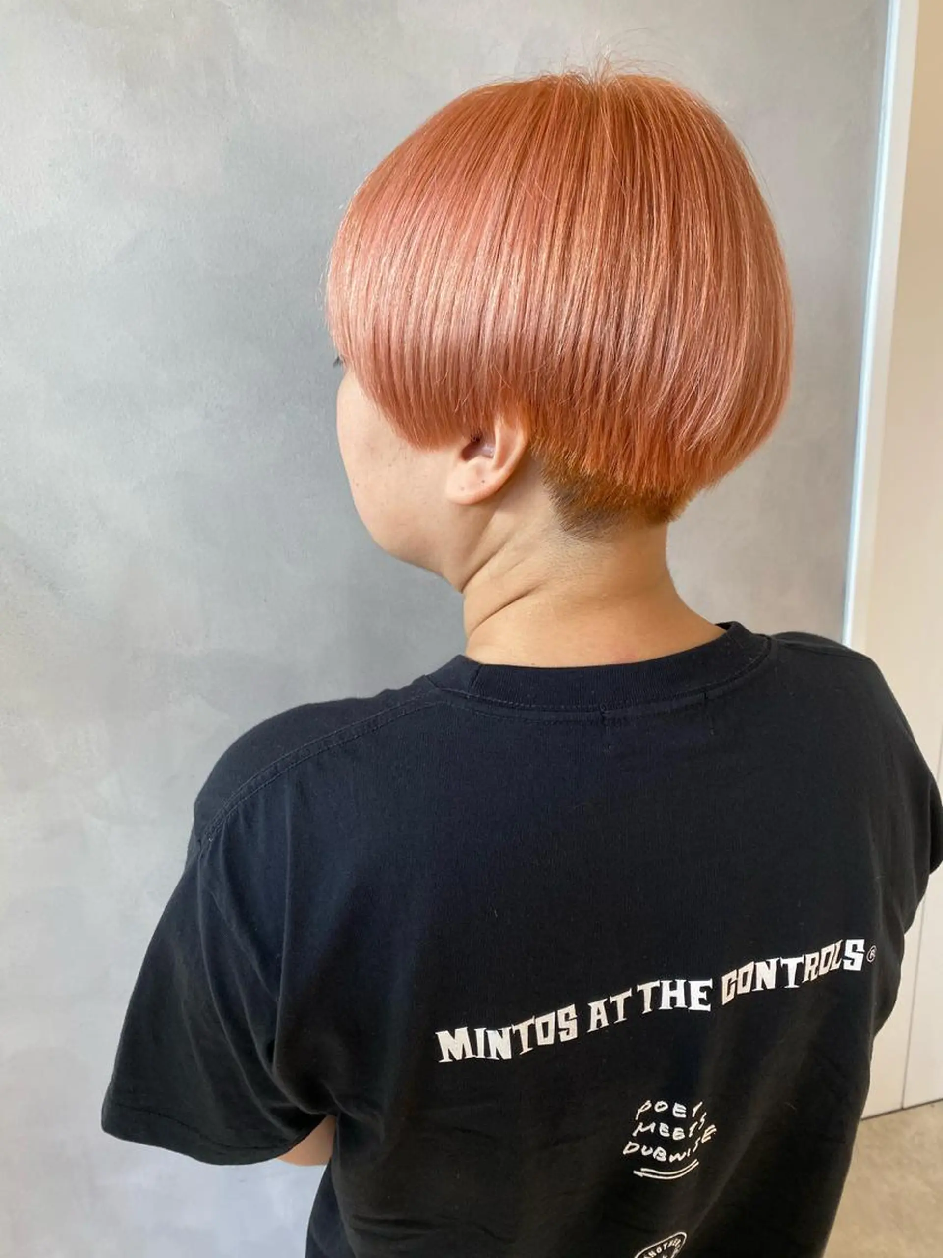 ショート カラー オレンジ 艶ハイトーンブリーチ 🌈小林侑雅のヘアスタイル