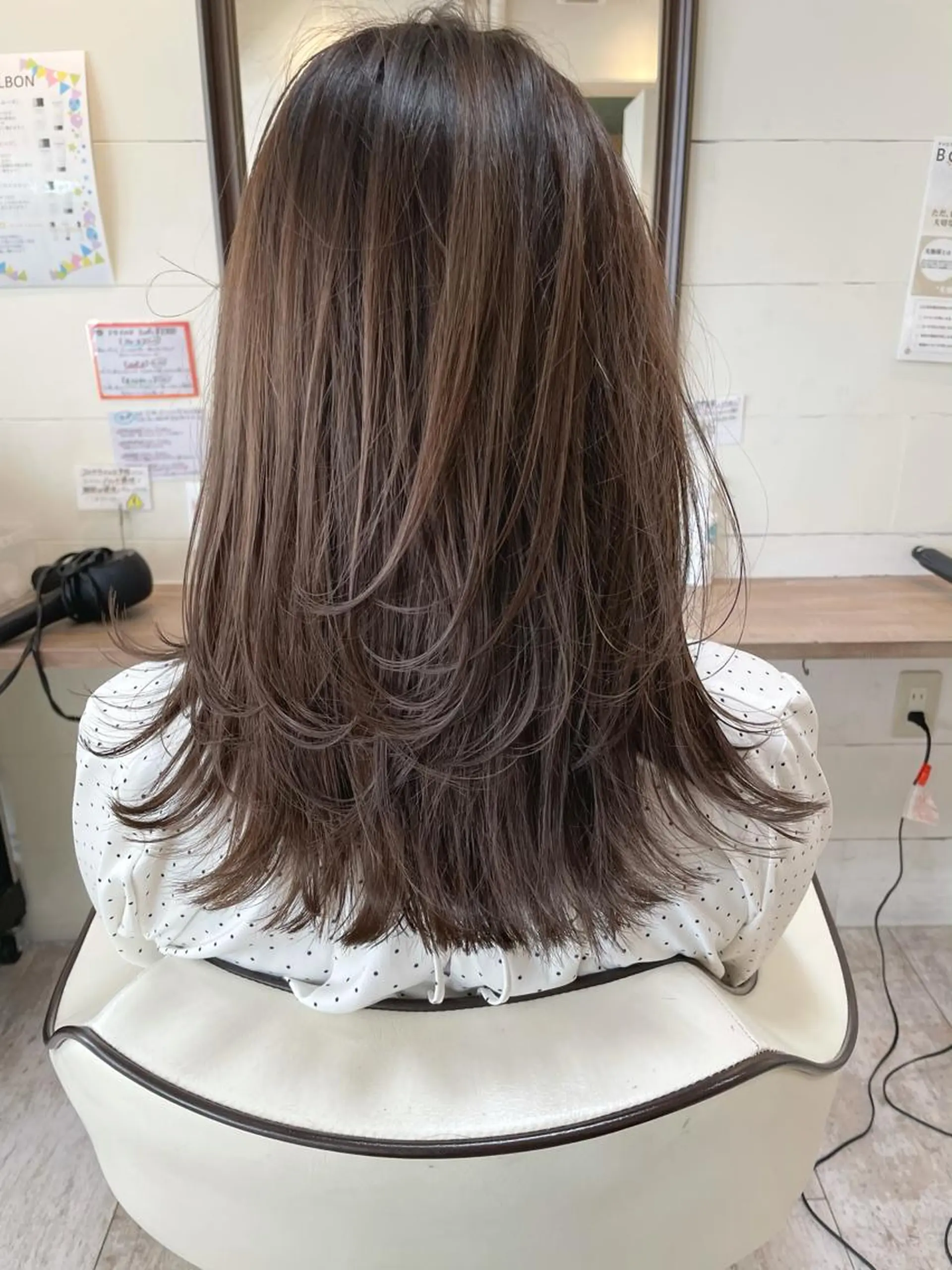 セミロング esse大阪茶屋町店所属・レイヤーカット 新井田陽寿のヘアスタイル