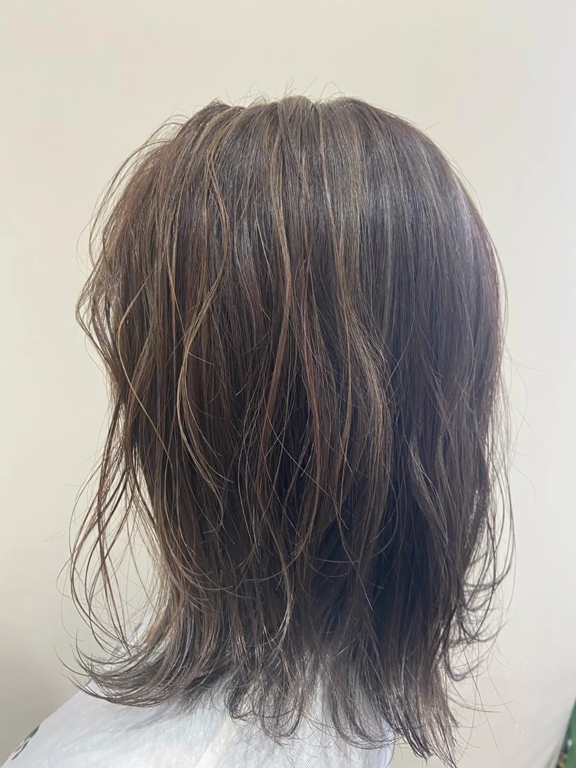 ミディアム カラー ハイライトカラー 3Dハイライト ハイライト ヘアカラー トリートメント Amour なぐらのヘアスタイル