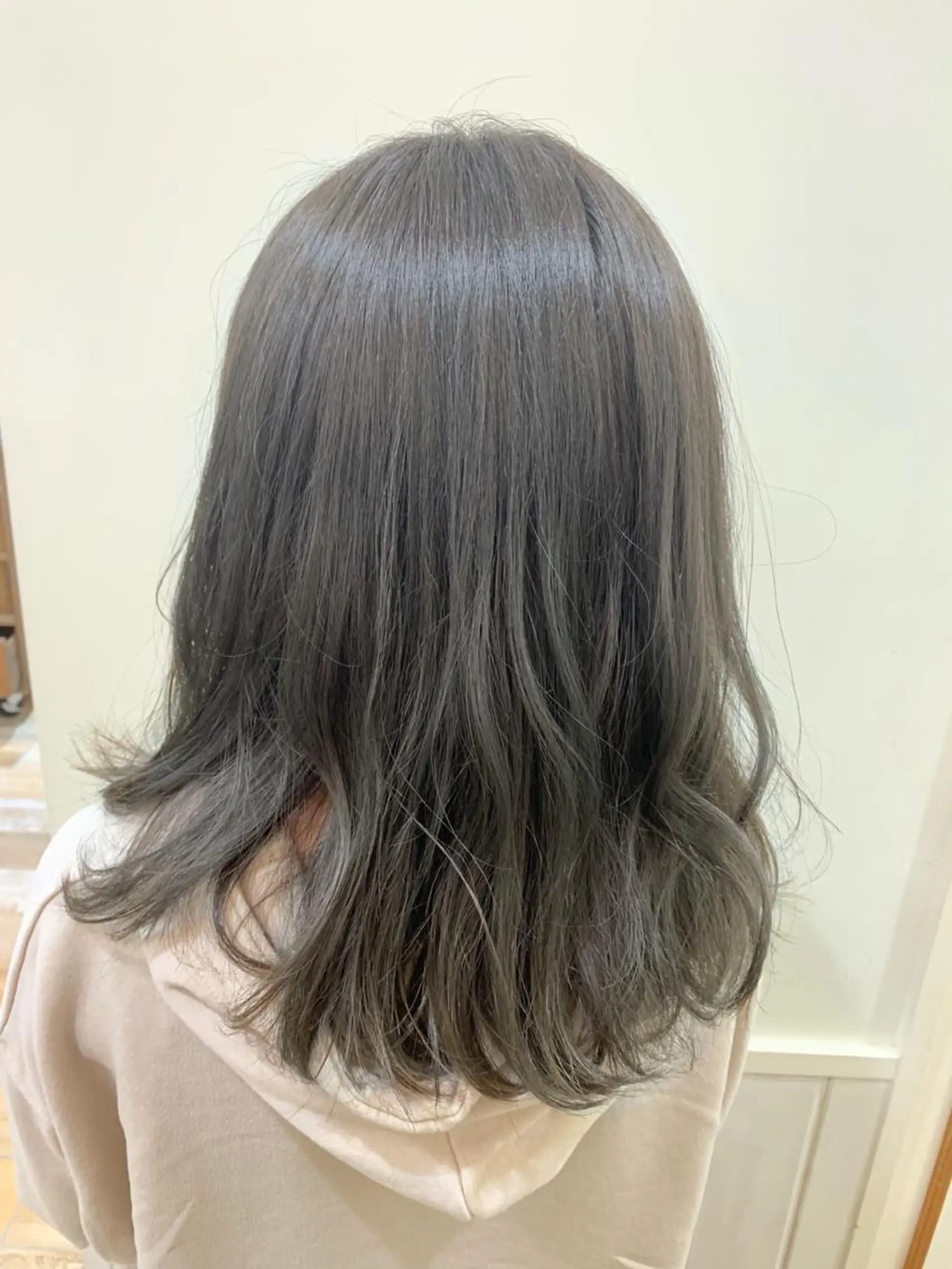 ミディアム カラー アッシュ 透明感カラー グレージュ ハイライトカラー オリーブグレージュ ぱつっとボブ/ 小野あかねのヘアスタイル