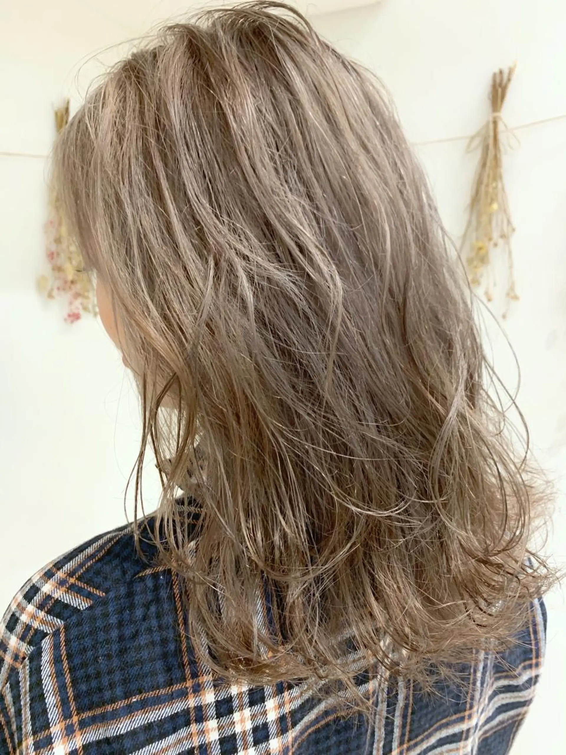 セミロング カラー グレージュ ミルクティーグレージュ 学割 悟 韓国風艶髪縮毛矯正のヘアスタイル