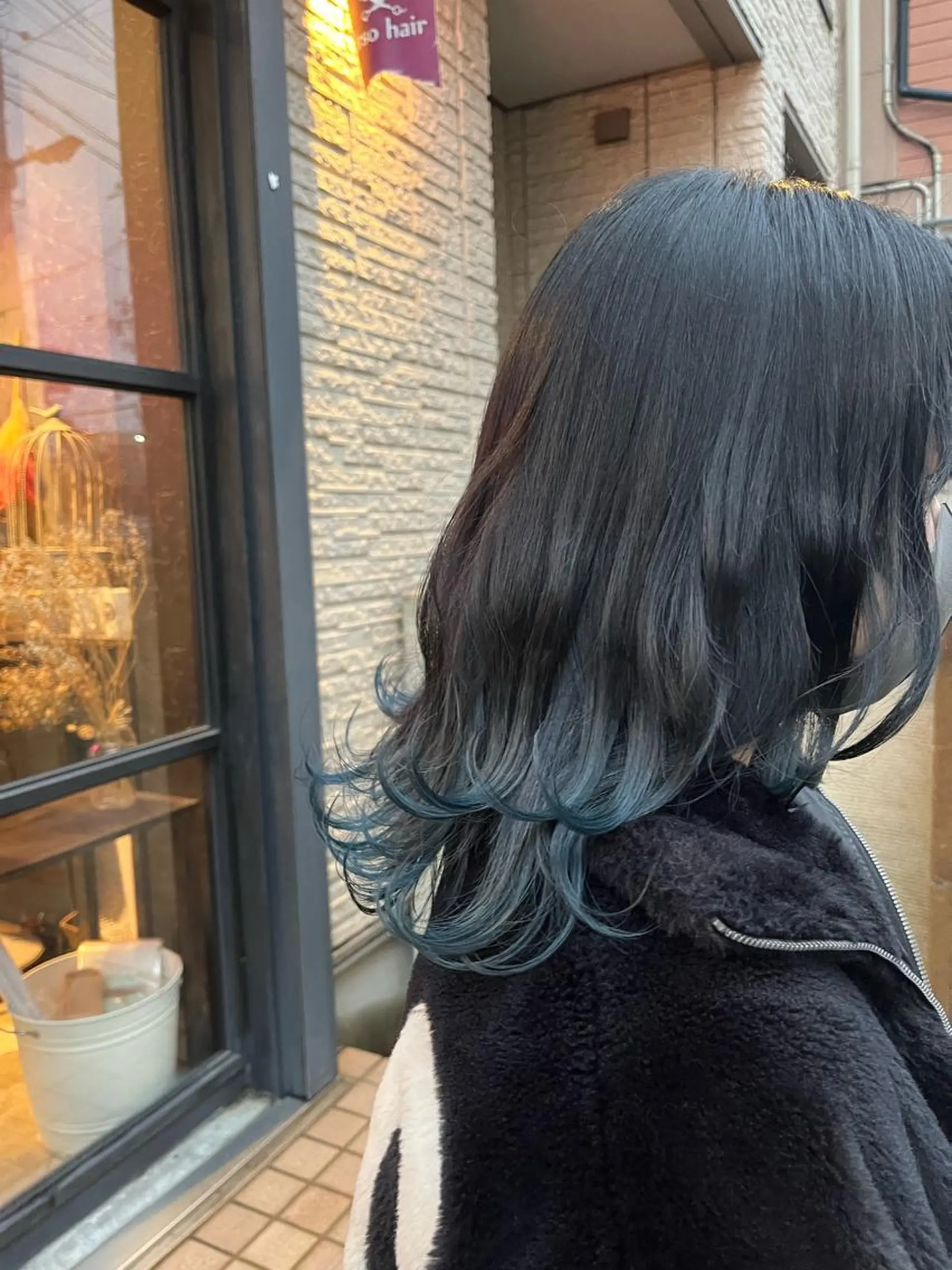 カラー 黒髪 ブリーチ ブルーカラー ブルーブラック シルバー ヘアカラー maison.所属・竹本 りおのヘアスタイル