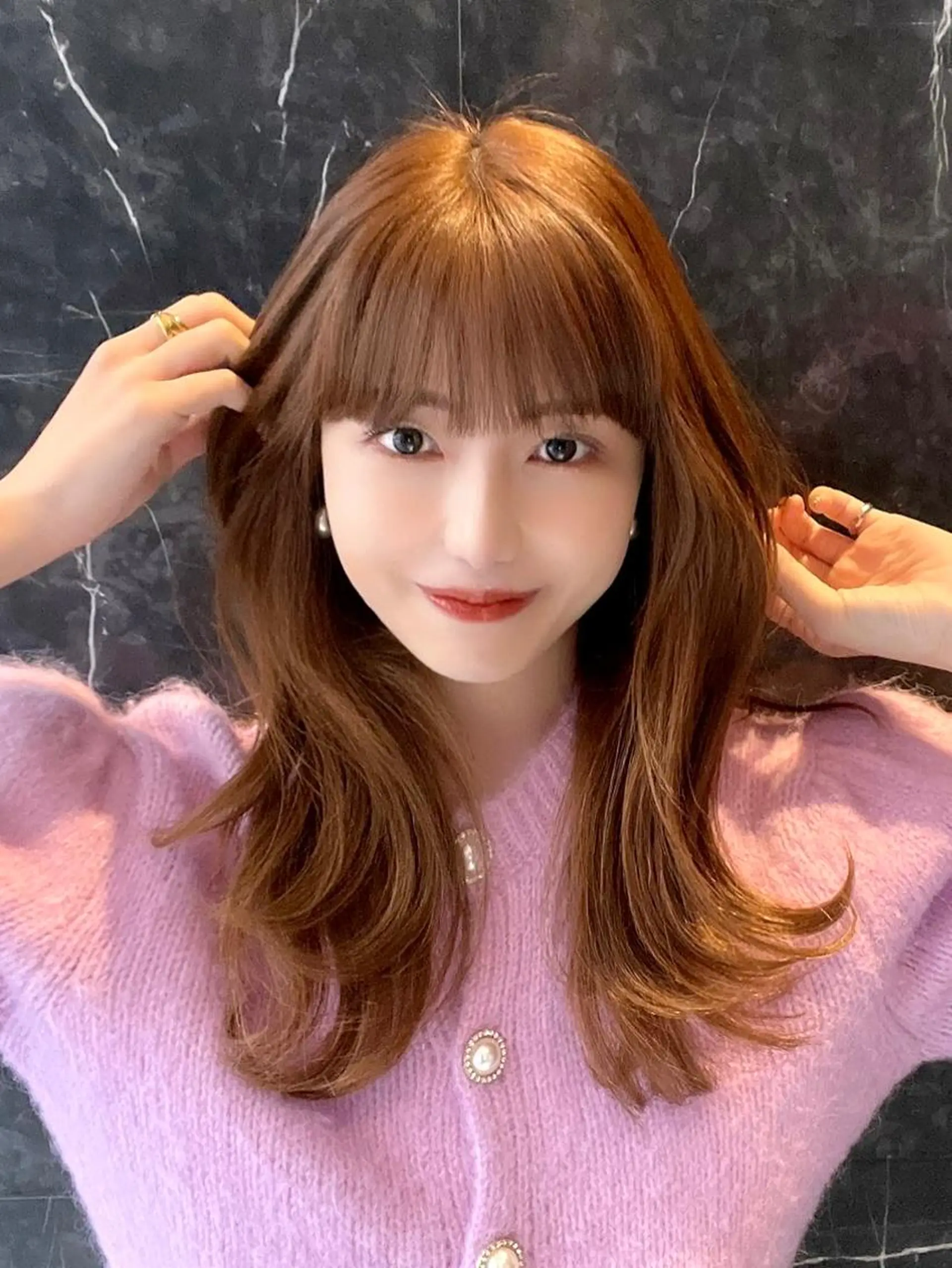 ミディアム くびれヘア かきあげバング 似合わせカット 小顔カット ワンホンヘア カット ヘアカラー トリートメント ボブパーマ ウルフパーマのヘアスタイル