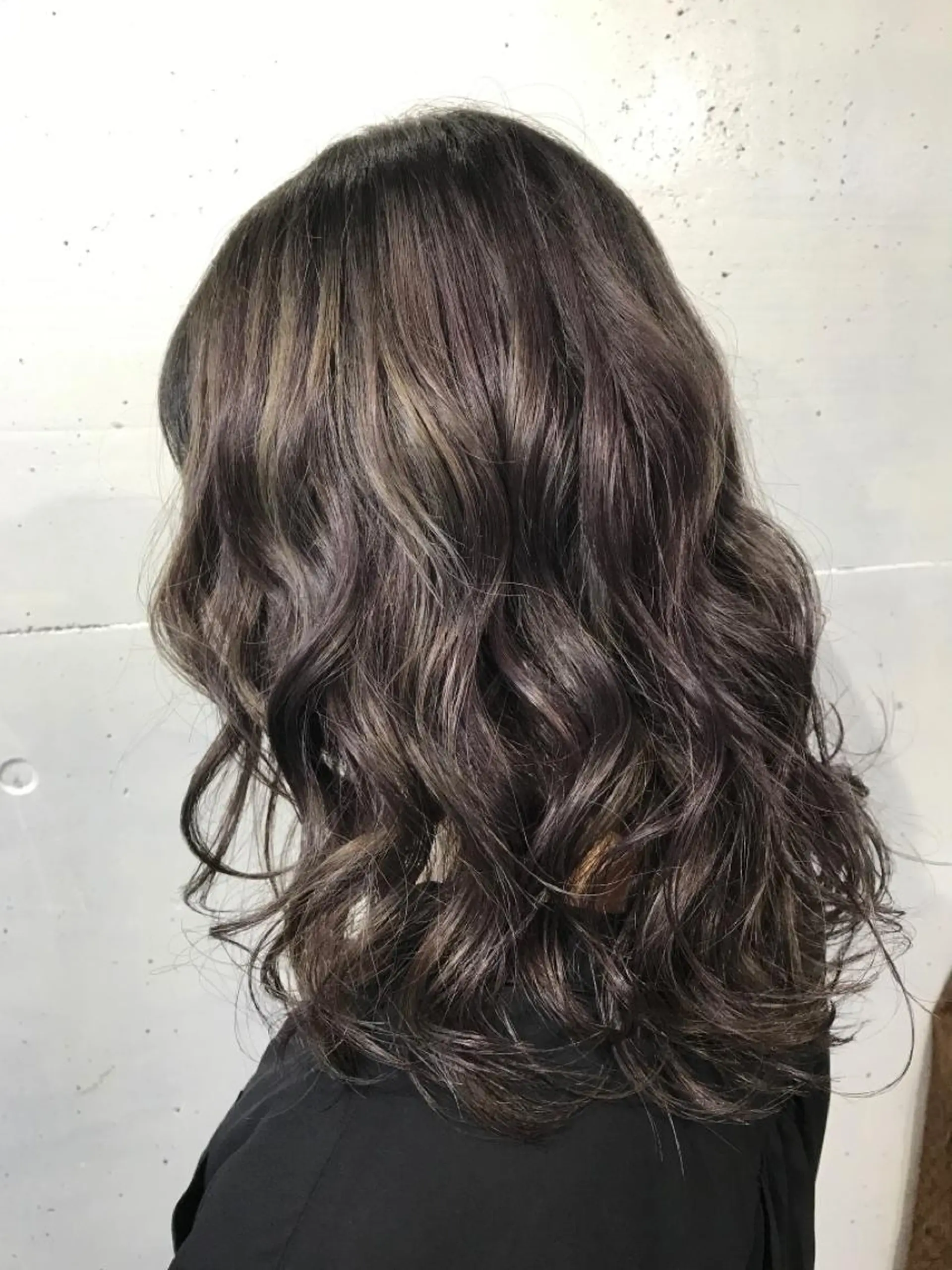 ミディアム カラー グレージュ ハイライトカラー モカグレージュ ハイライト UNDER vr 【アンダーバー】のヘアスタイル
