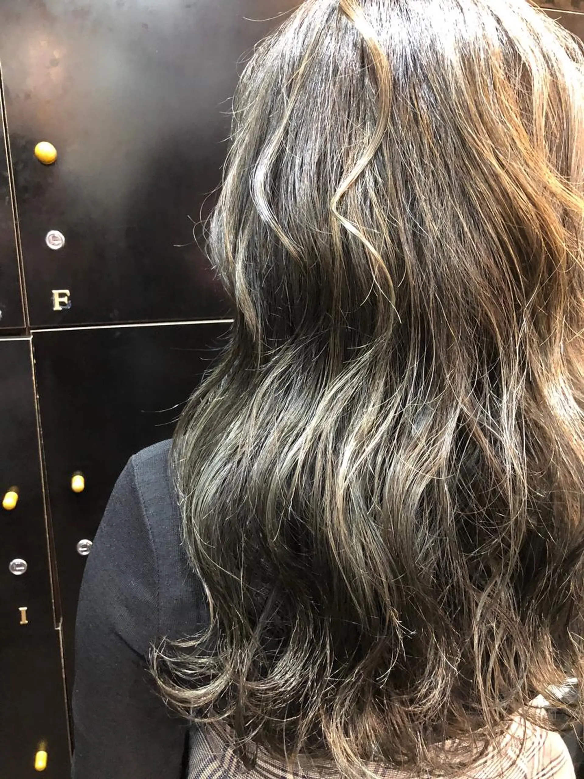 セミロング シールエクステ/ ハイトーンカラーのヘアスタイル