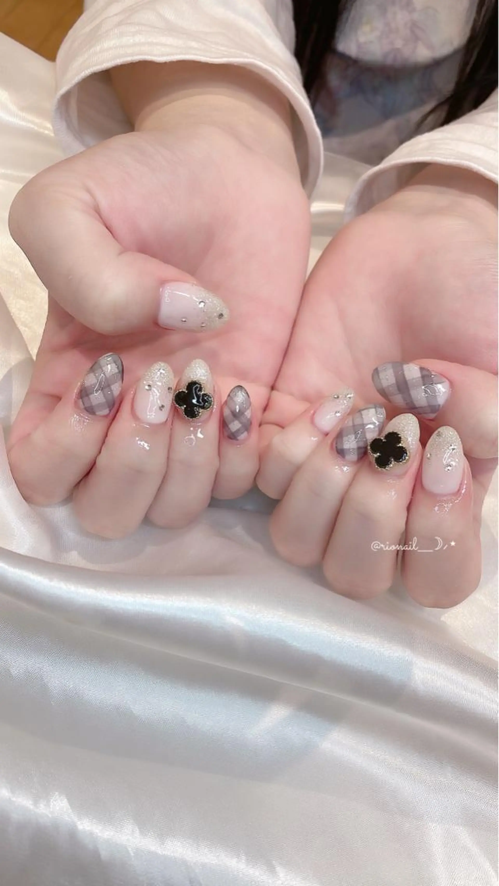 ネイル ハンドネイル 𝘙𝘪𝘰𝘯𝘢 ...🕯🤍のネイルデザイン