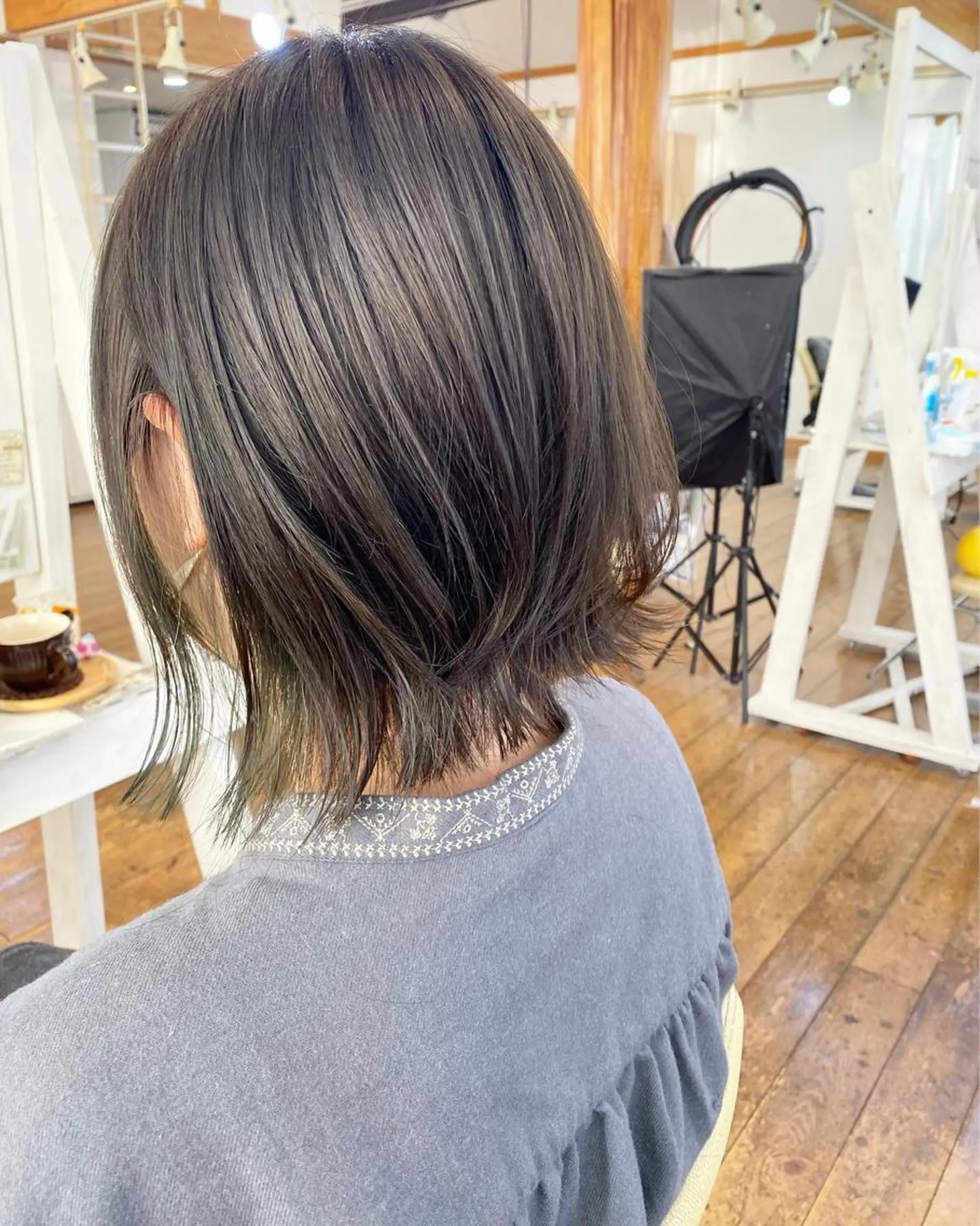 ミディアム カラー イヤリングカラー オリーブカラー 荒木 ひろかのヘアスタイル