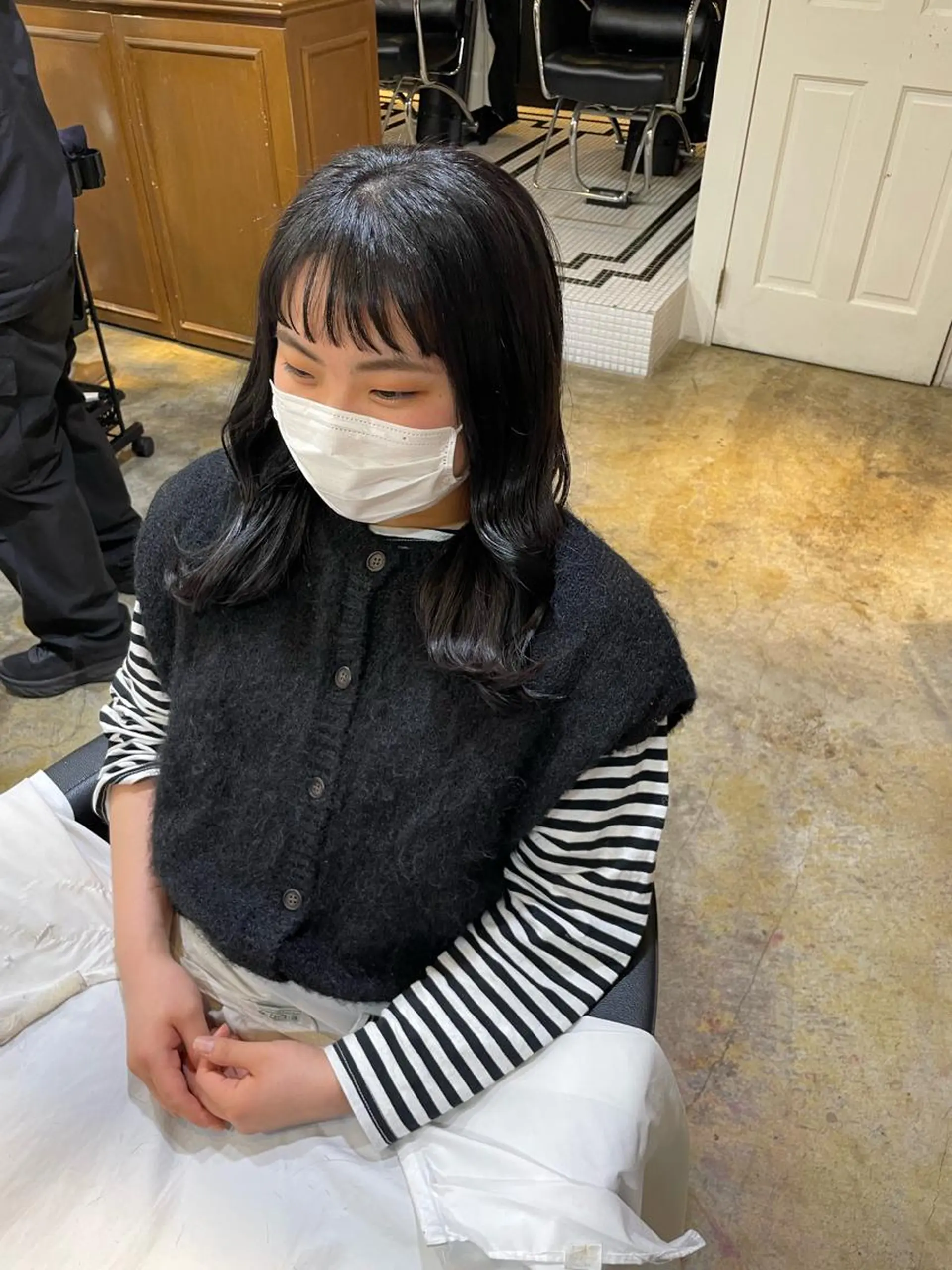 ミディアム カラー 黒髪 ブリーチ ブルーカラー ブルーブラック カット ヘアカラー トリートメント MIOベージュカラー 柔らかいカラーのヘアスタイル