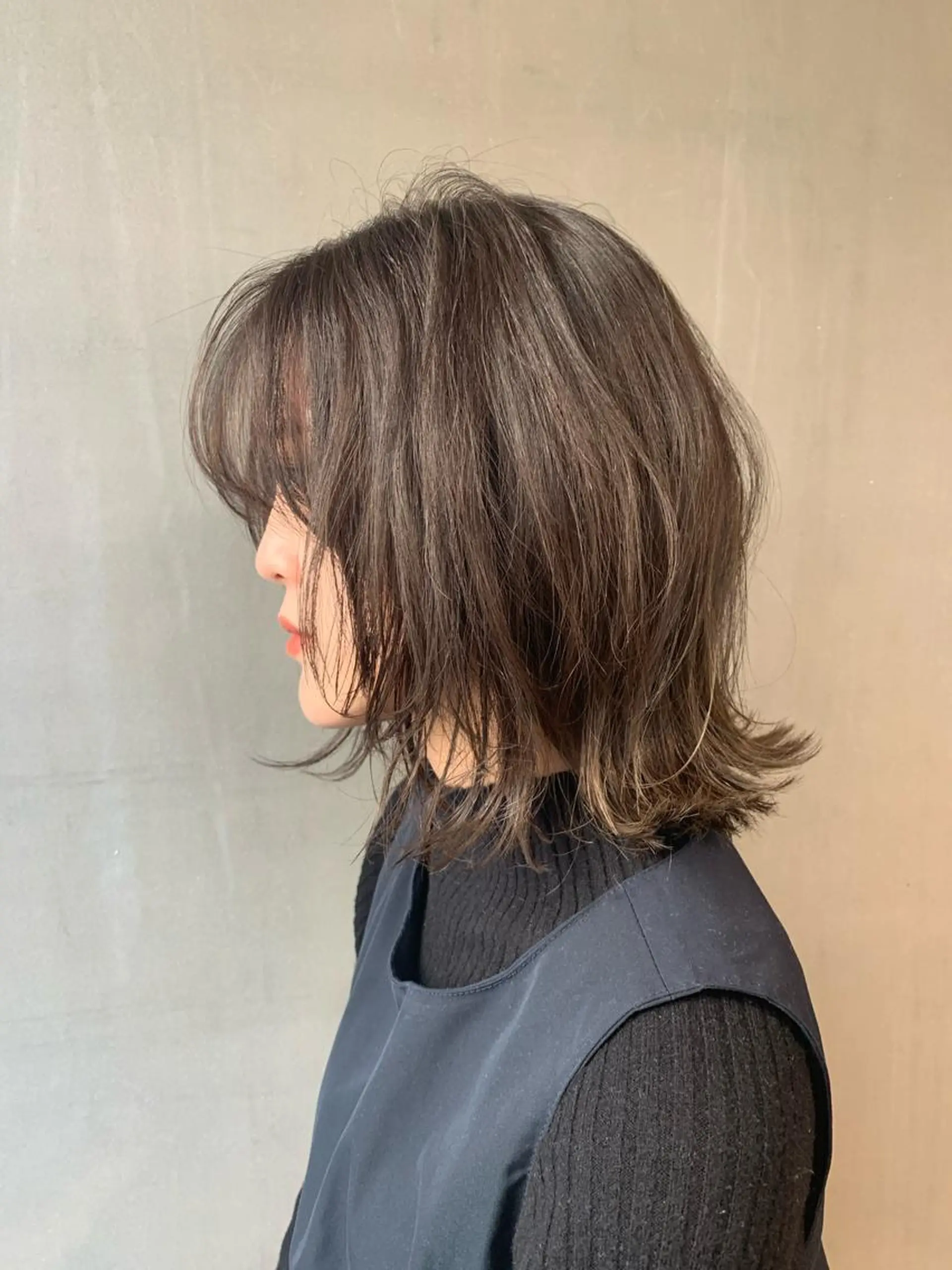 ミディアム カラー ボブレイヤー アディクシーカラー グレージュ シルバー シルバーグレージュ SALOWIN梅田茶屋町店所属・ウルフレイヤーカット /チヒロのヘアスタイル