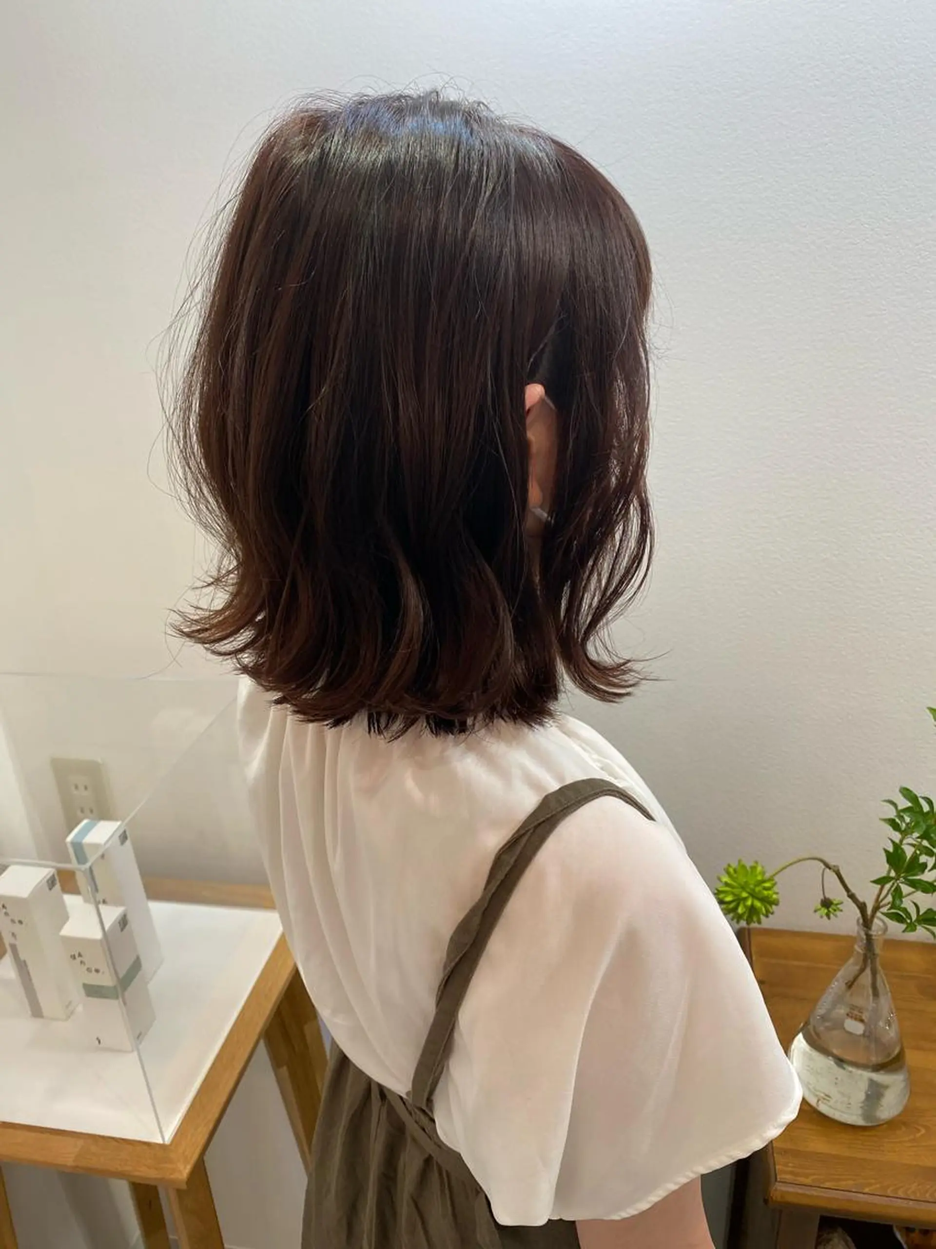 ミディアム くびれヘア 顔周りカット レイヤーカット Hikari /赤み消しカラーのヘアスタイル