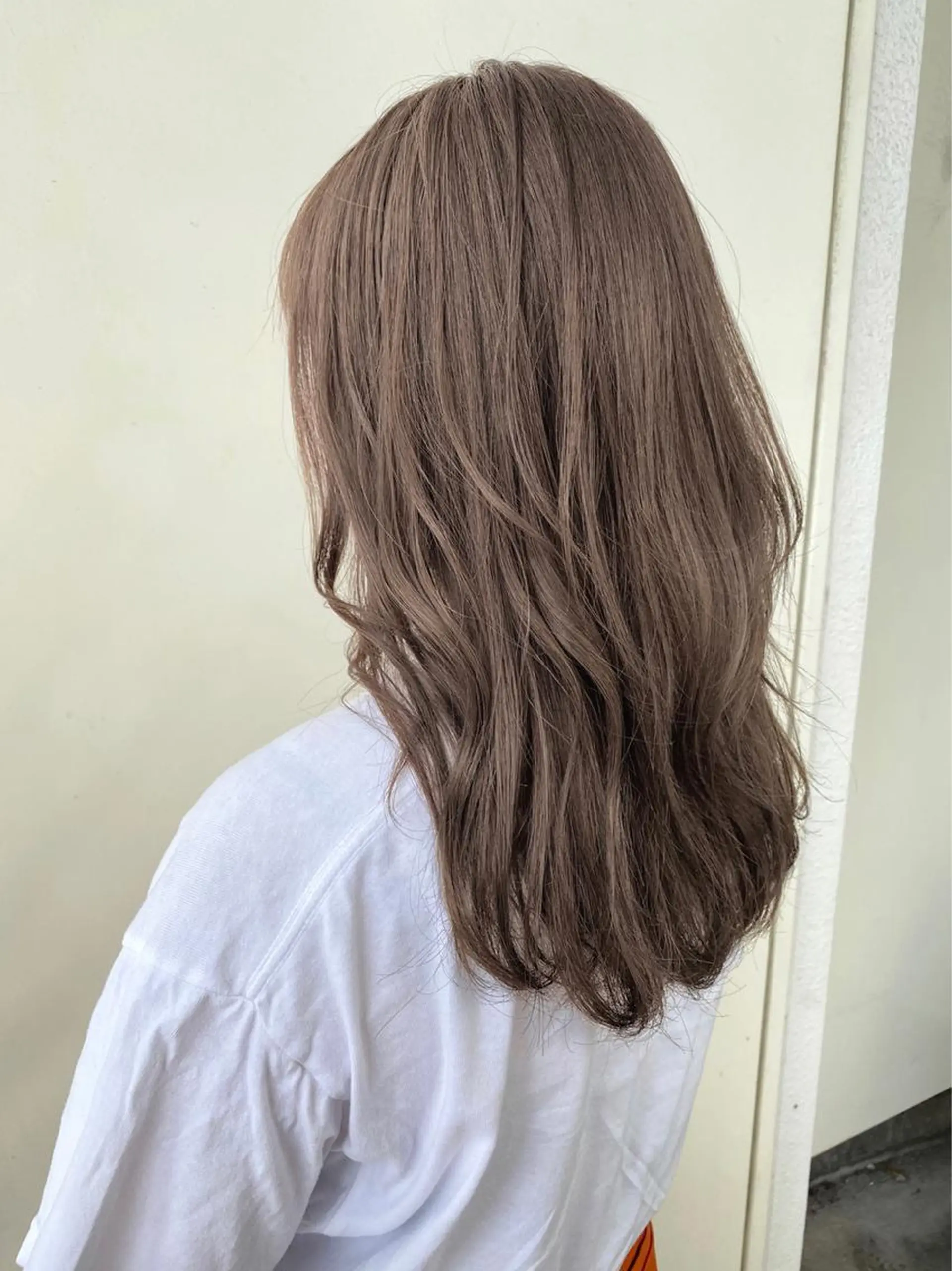 セミロング カラー ANNA /艶髪/ハイトーンのヘアスタイル