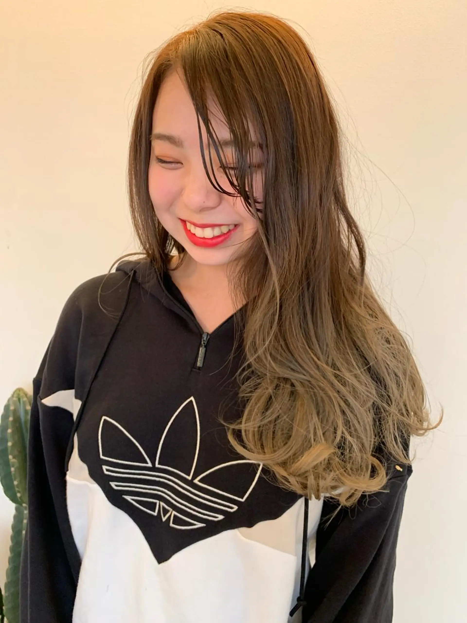 ロング カラー アッシュ ダブルカラー ミルクティーアッシュ hair salonyuri所属・ヘアサロンユリ もりたきょうこのヘアスタイル