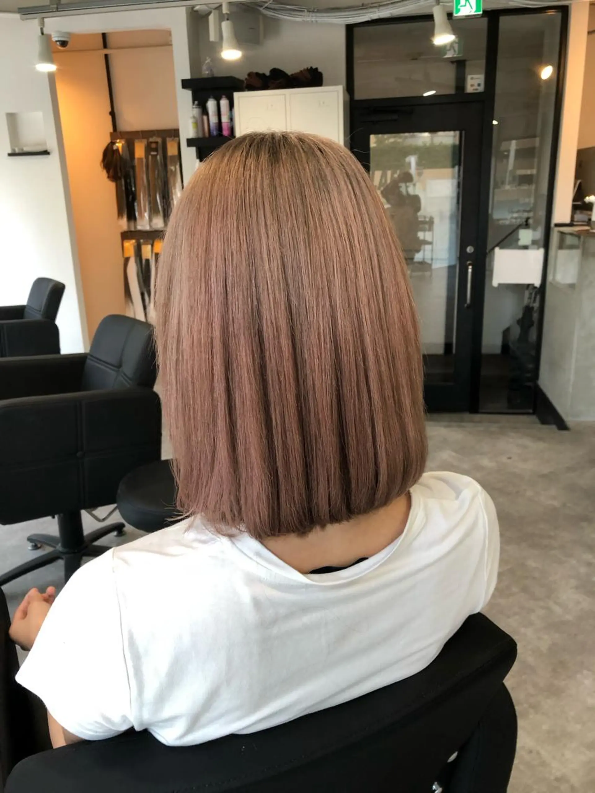 ショート カラー ヘアアレンジ ベージュカラー ハイトーンカラー ミルクティーベージュ ボブ alpha. カラーエクステ下妻のヘアスタイル