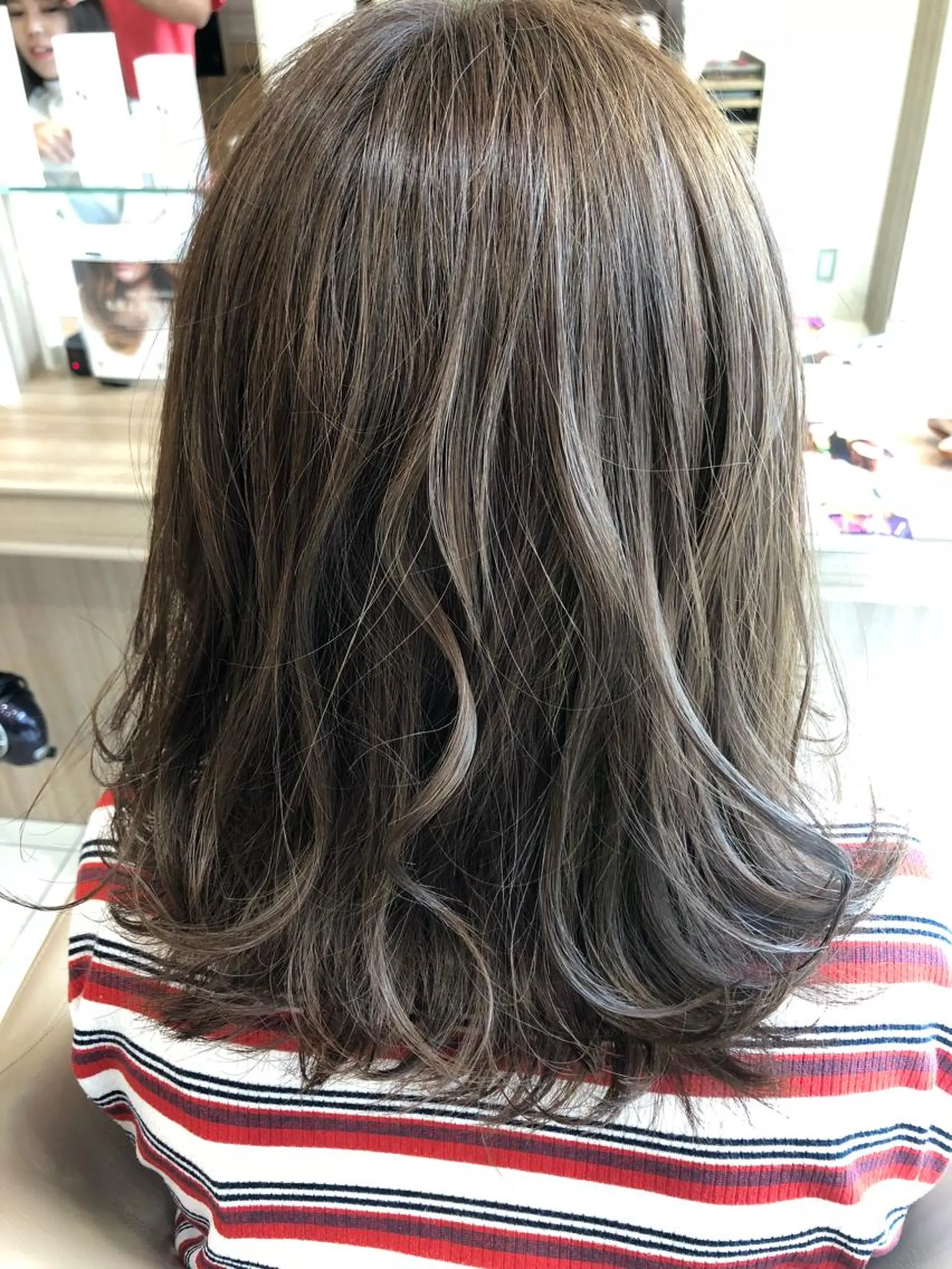 カラー 下平 秀美のヘアスタイル