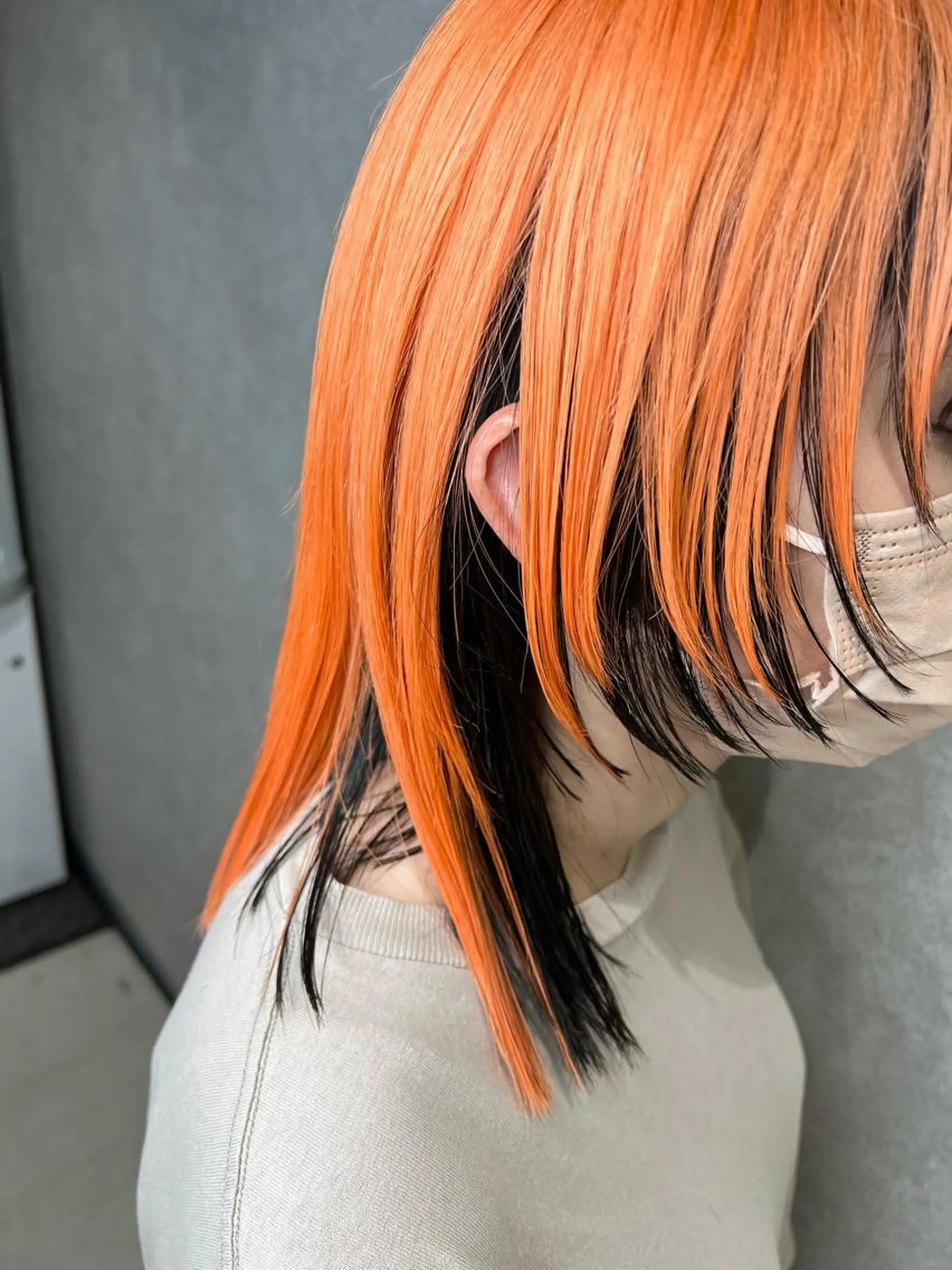 セミロング カラー オレンジ レイヤーカット mimiiy梅田 中崎町ハイトーンのヘアスタイル