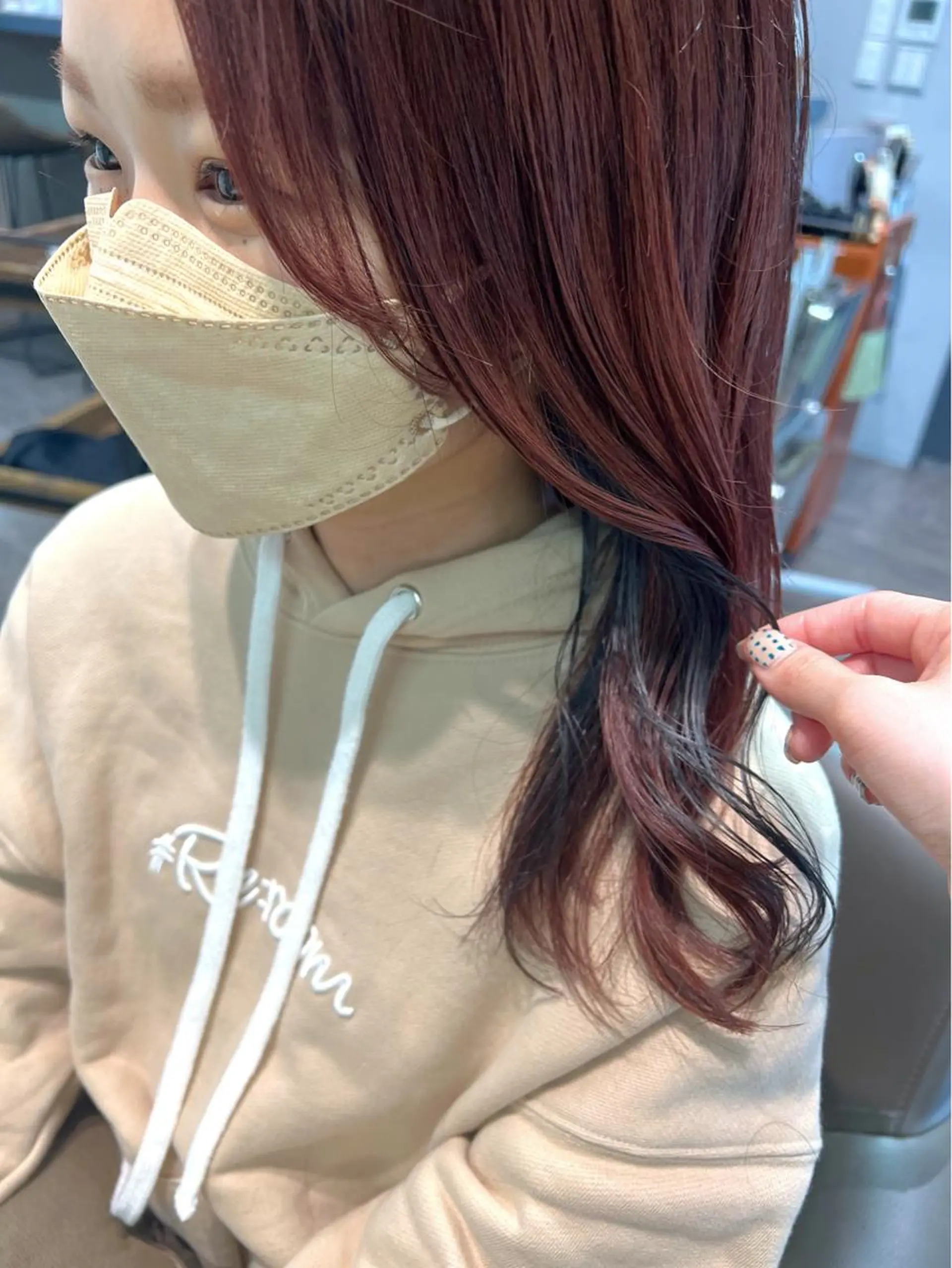 セミロング カラー ヘアアレンジ ベージュカラー イヤリングカラー インナーカラー ピンクカラー ピンクパープル サナ🌱 切りっぱなしボブのヘアスタイル