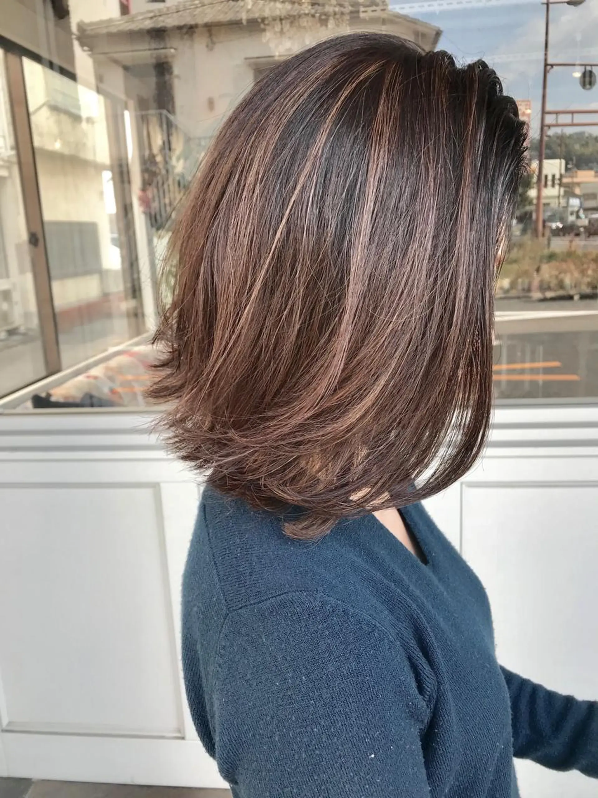 ミディアム カラー ヘアアレンジ お団子ヘア 切りっぱなしボブ バレイヤージュ ブリーチ グラデーションカラー Mariana/ 鶴原-ハイライトのヘアスタイル