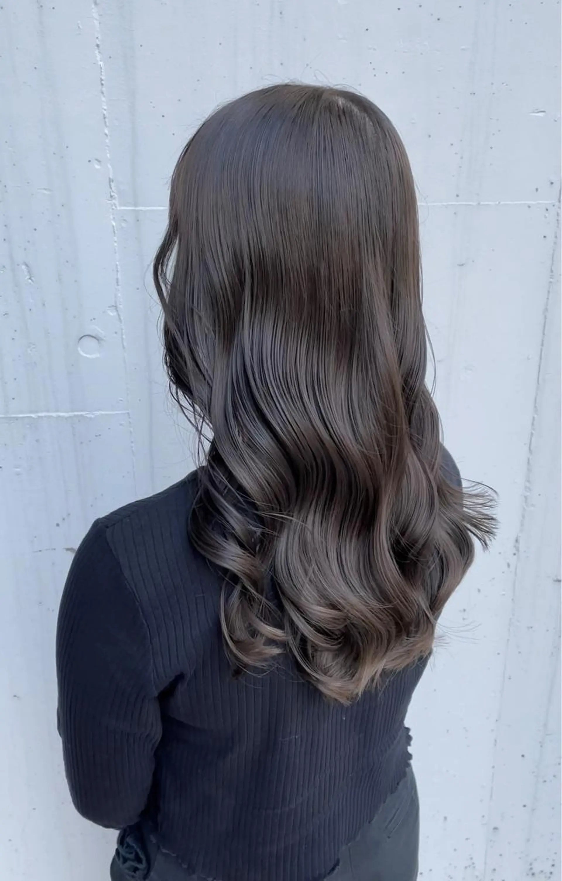 ロング カラー アッシュ ベージュカラー ブリーチ 透明感カラー ブリーチなしカラー 泉 堅也のヘアスタイル