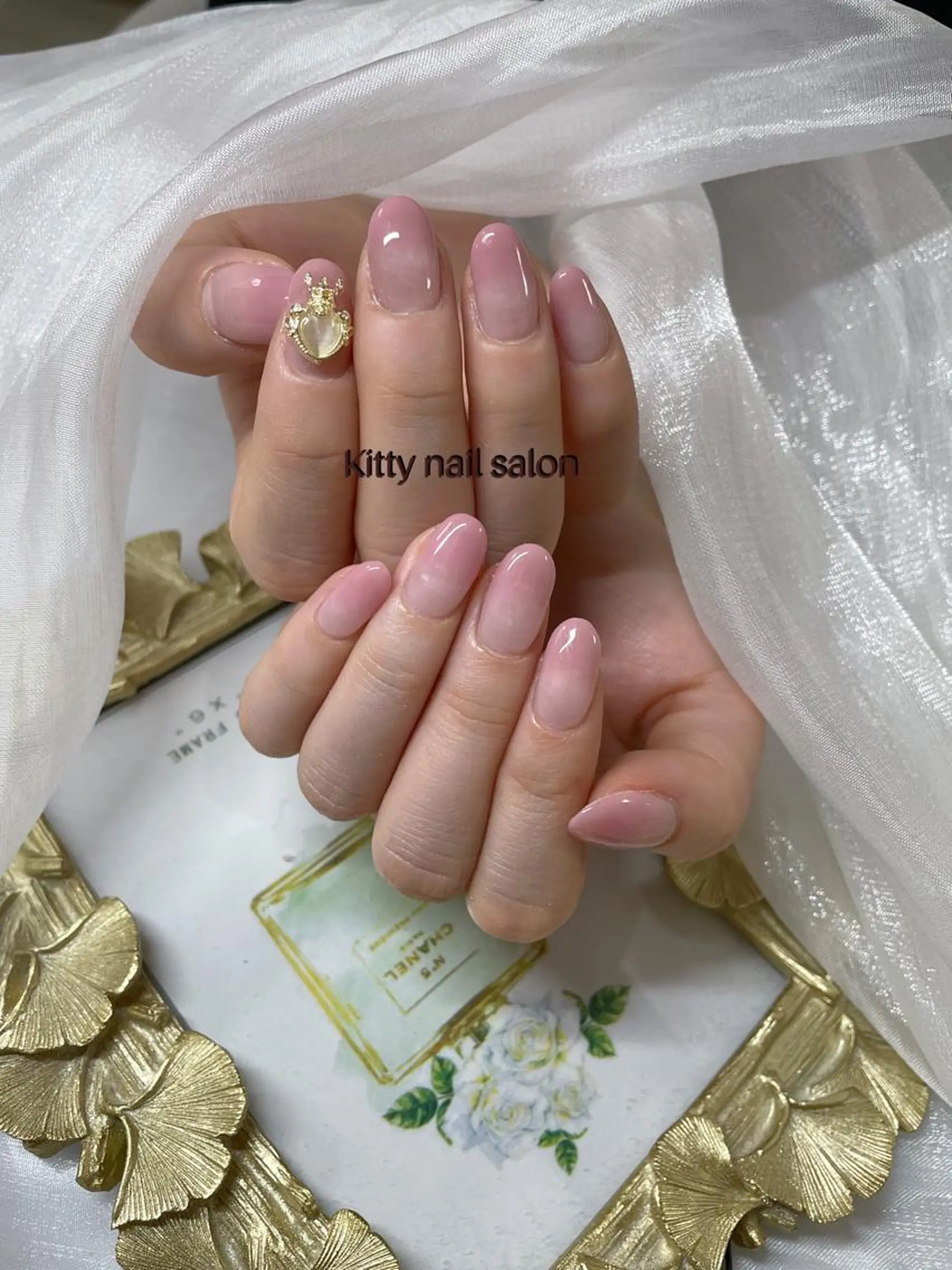ネイル ストーンネイル kitty nail salonのネイルデザイン