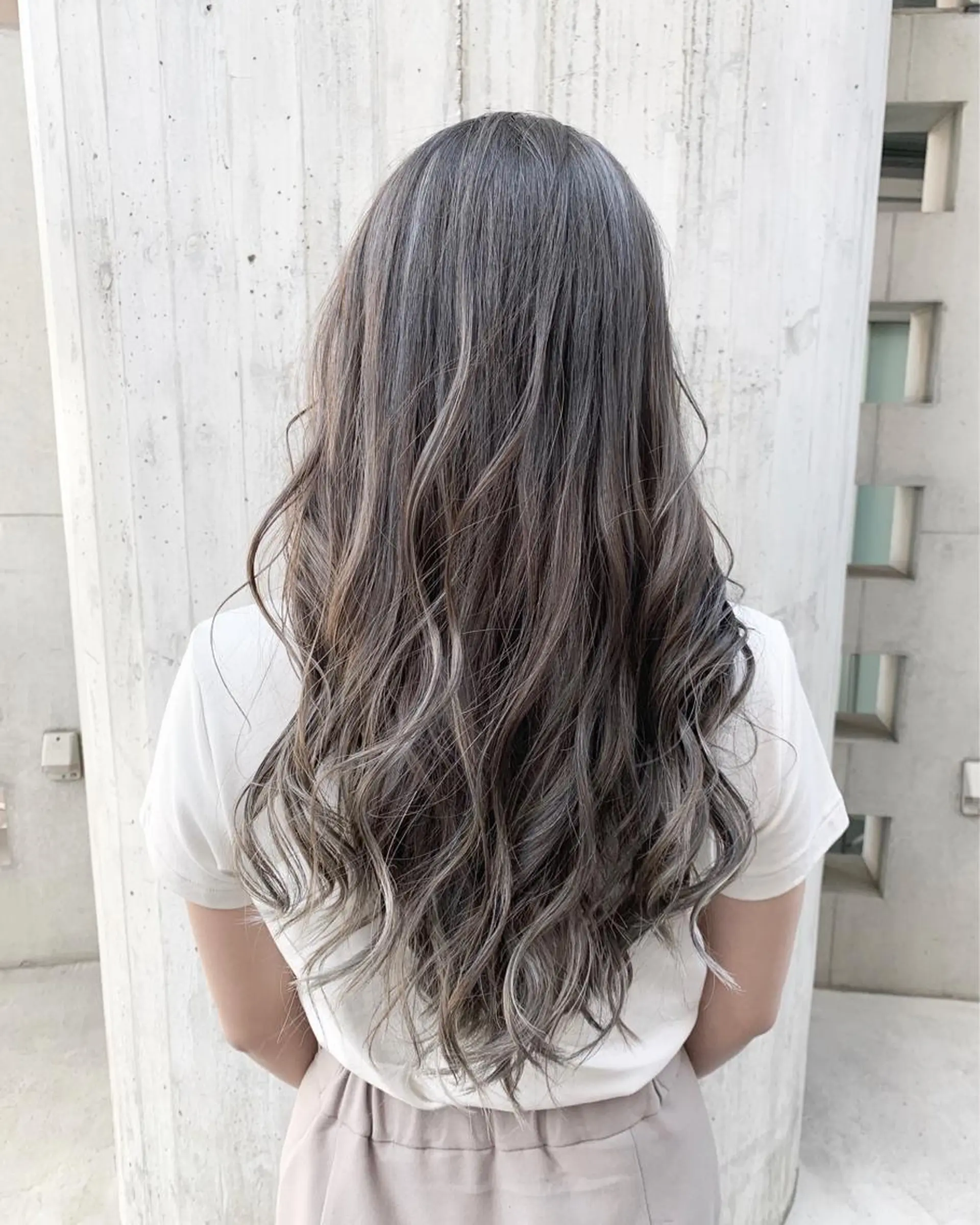 ロング カラー グレージュ ハイライトカラー シルバー シルバーグレージュ ハイライト 海外風カーテンバング Mao広尾美容室のヘアスタイル