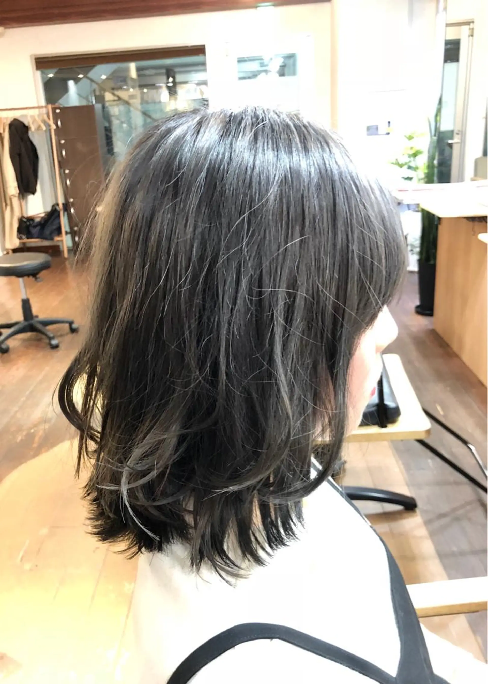 ミディアム カラー ブルーカラー ブルージュ レイヤー/韓国 ハイトーン興津史弥のヘアスタイル