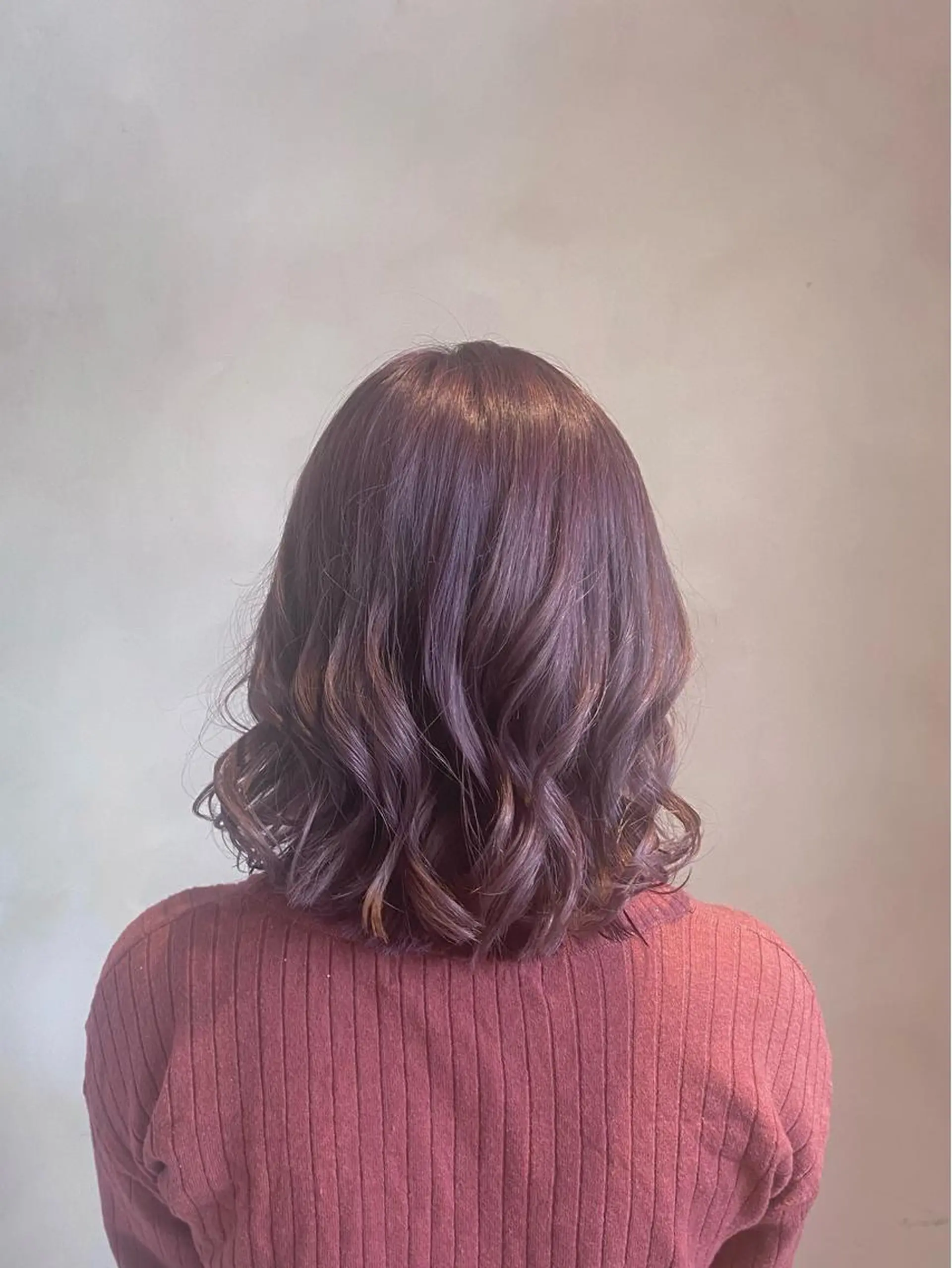 ミディアム パープルカラー motel所属・モデルや芸能人も通う ✨マンツーマンサロンのヘアスタイル