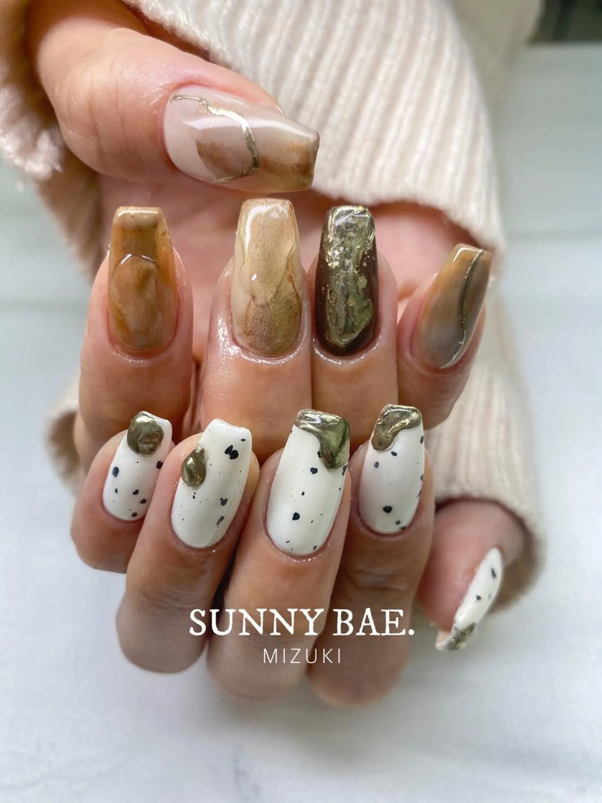 ネイル ゴールド ロングネイル ミラーネイル ニュアンスネイル 春ネイル ハンドネイル SUNNY BAE. 🌼MIZUKIのネイルデザイン