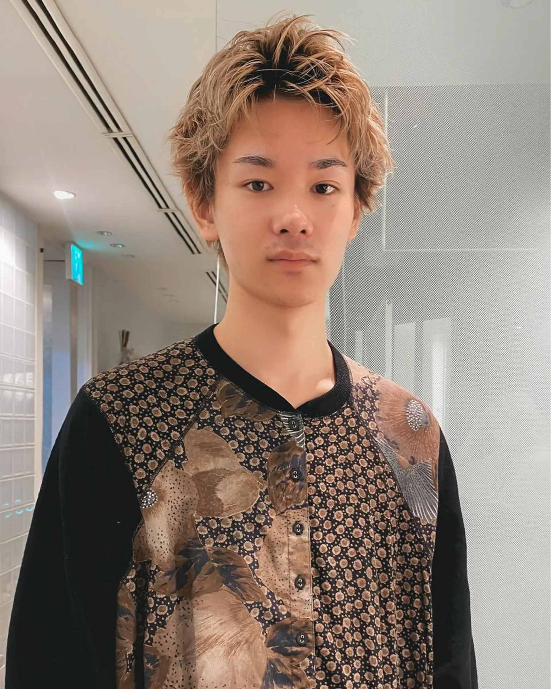 ショート カラー メンズ メンズブリーチ メンズハイトーン スパイキーショート ベージュカラー ブリーチ 栄/矢場町 三井太朗のヘアスタイル