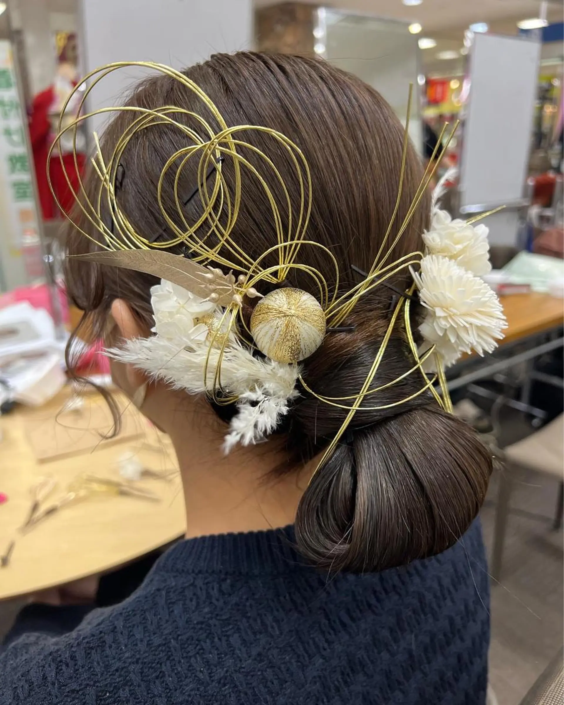 ロング カラー ヘアアレンジ 成人式 ベージュカラー ブリーチ ダブルカラー ミルクティーベージュ _WHITE鳳所属・安田 紘子のヘアスタイル