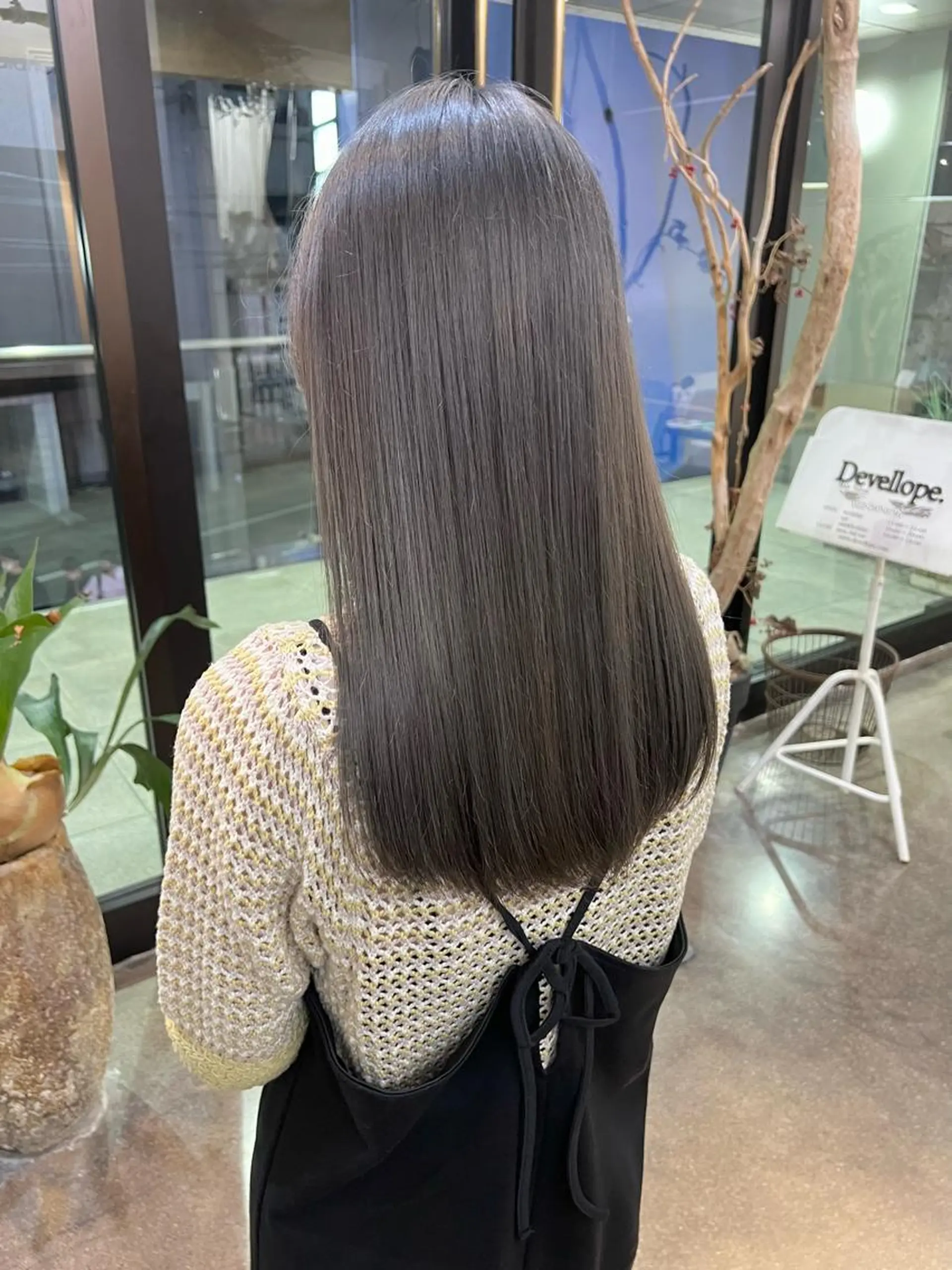 セミロング カラー ブリーチ グレージュ オリーブグレージュ オリーブグレー カット ヘアカラー トリートメント 千葉 郁也のヘアスタイル