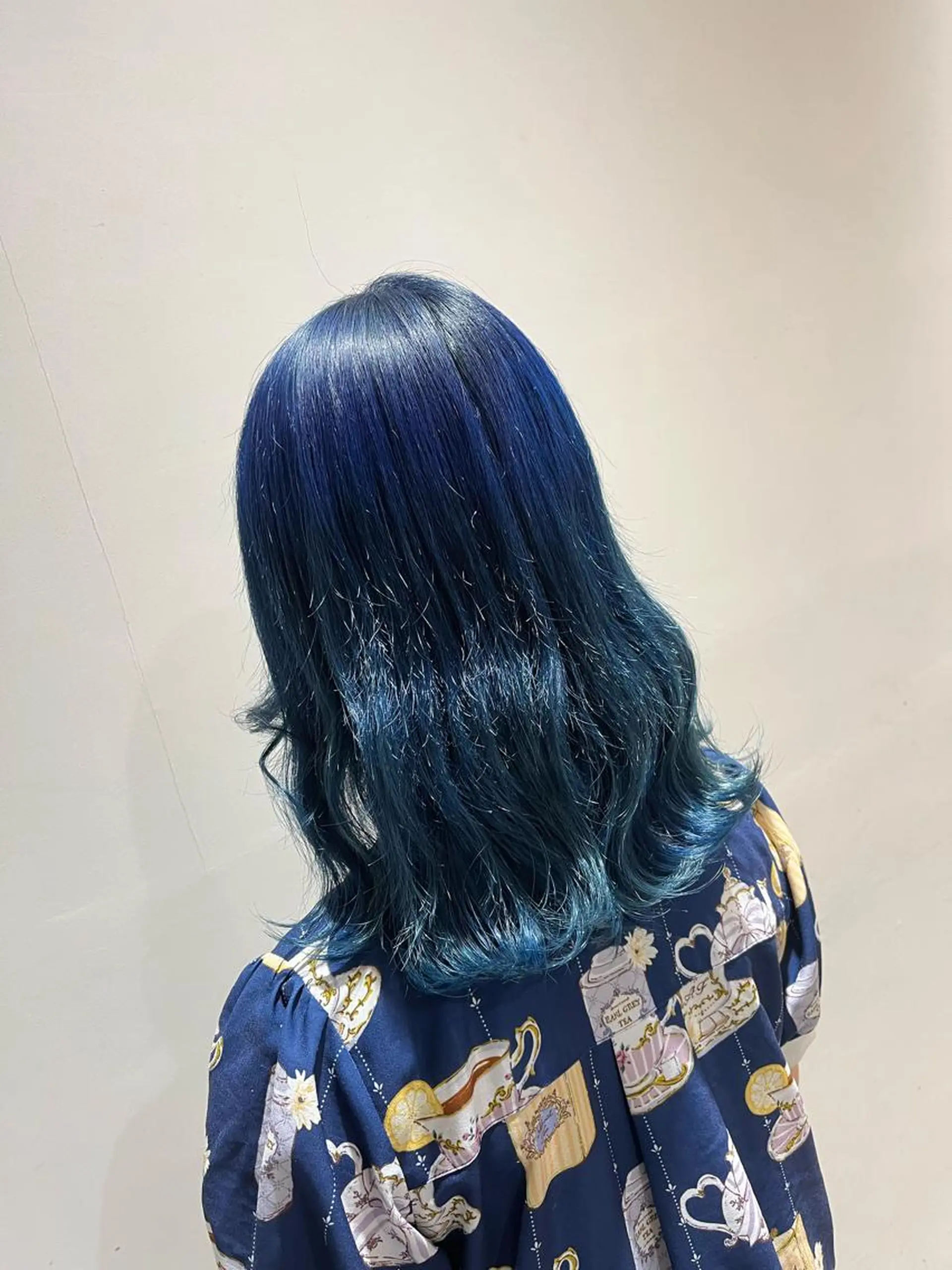 セミロング カラー ブリーチ ブルーカラー tomoka 推しカラーのヘアスタイル