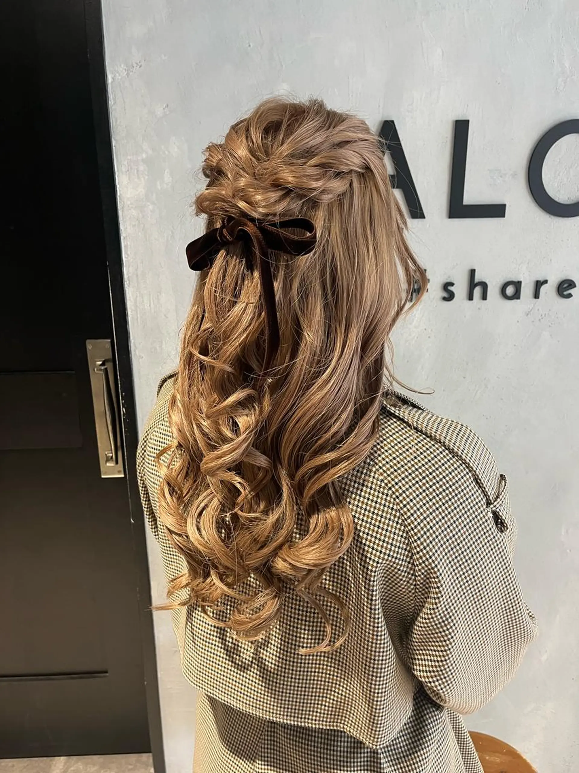 ロング カラー パーマ ヘアアレンジ 成人式 ハーフアップ 結婚式・ブライダル 卒業式のヘアスタイル ヘアセット 隠れ家サロンso you所属・yukimi .のヘアスタイル
