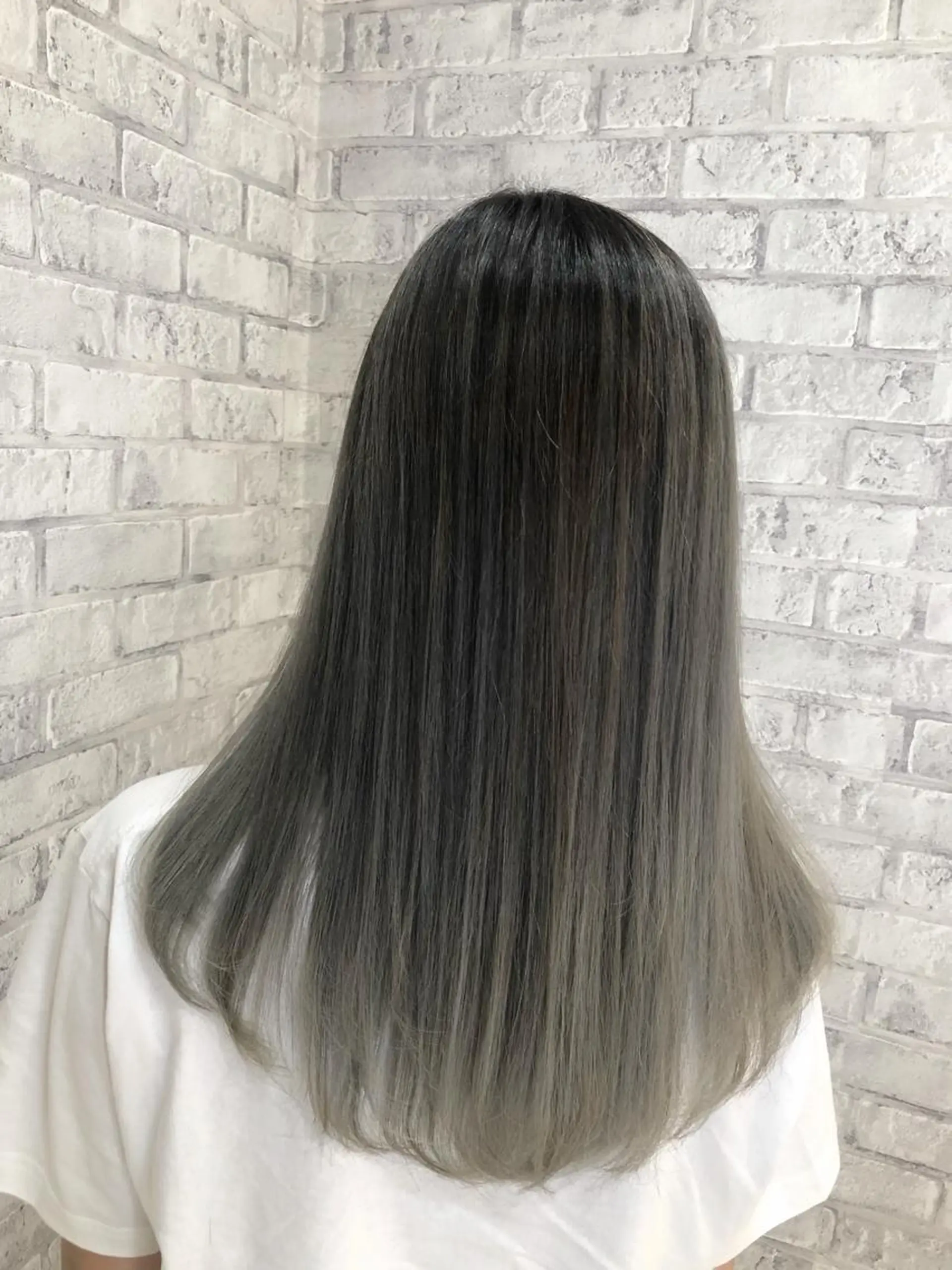 セミロング カラー バレイヤージュ グレージュ レイヤーカット ヘアカラー トリートメント 秋山 幸太のヘアスタイル