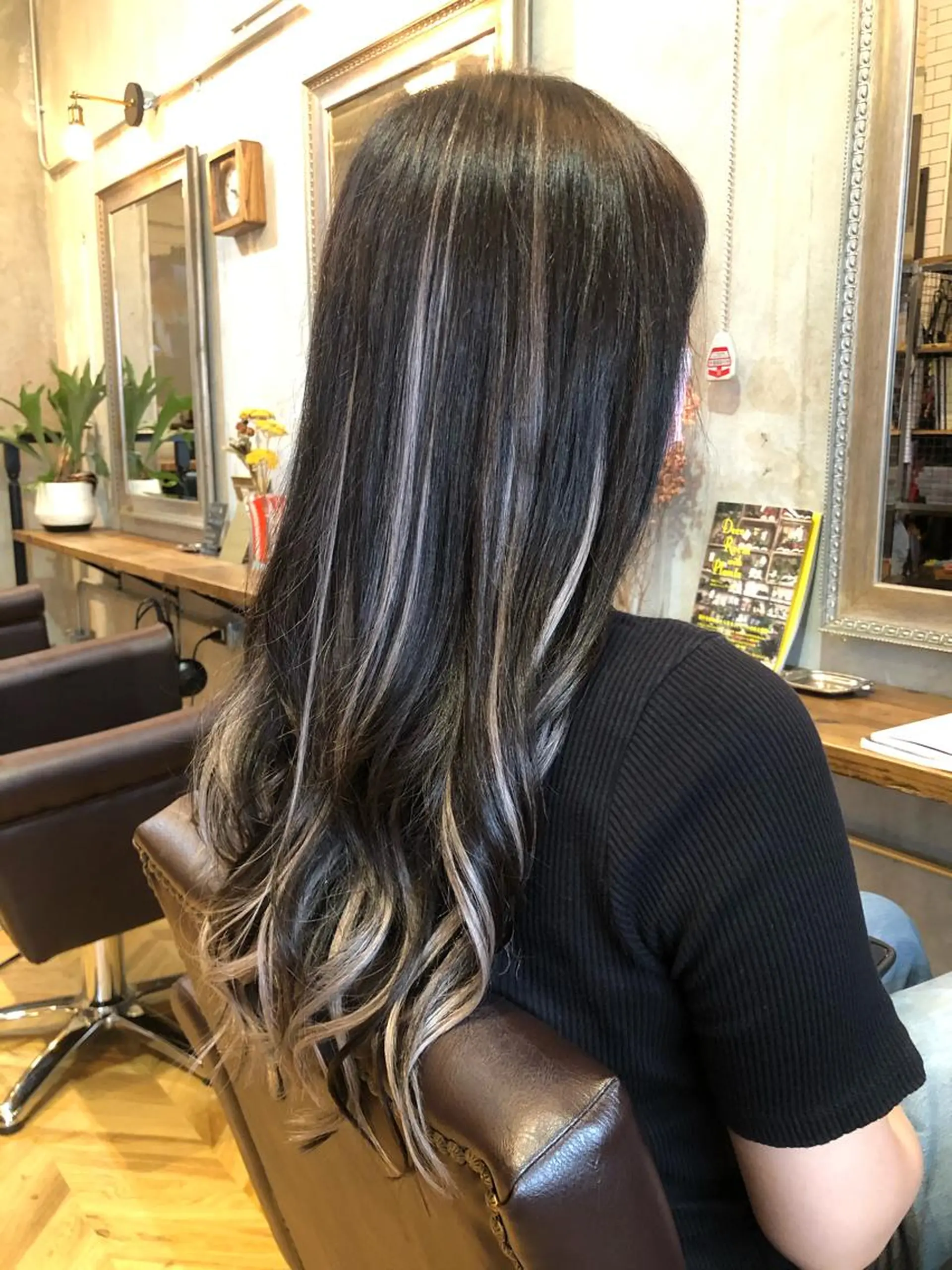 ロング カラー 黒髪 グレーブラック エクステ エクステ指名No.1 【店長】橘田のヘアスタイル