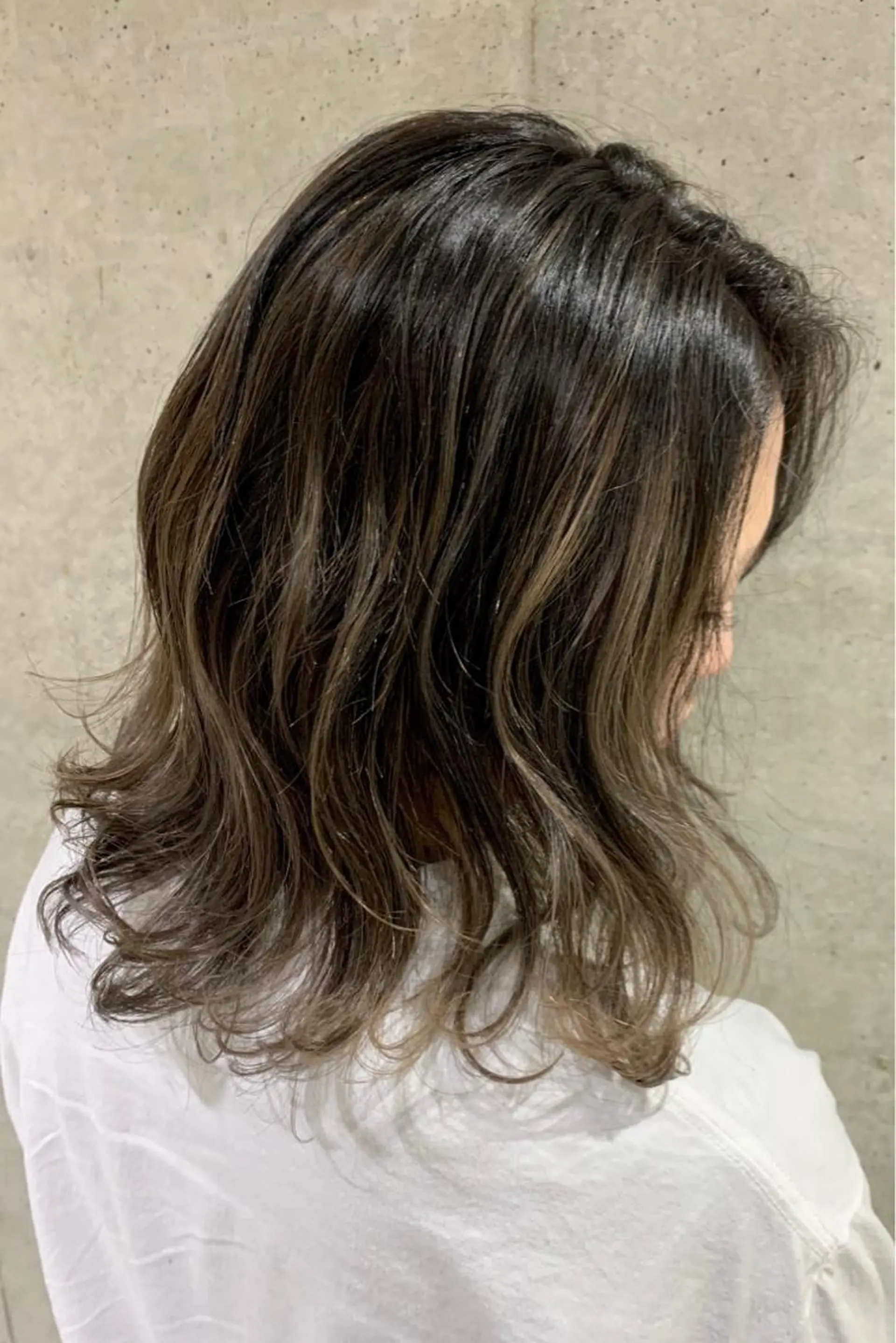 ミディアム カラー ハイライトが 得意なニキです😊のヘアスタイル