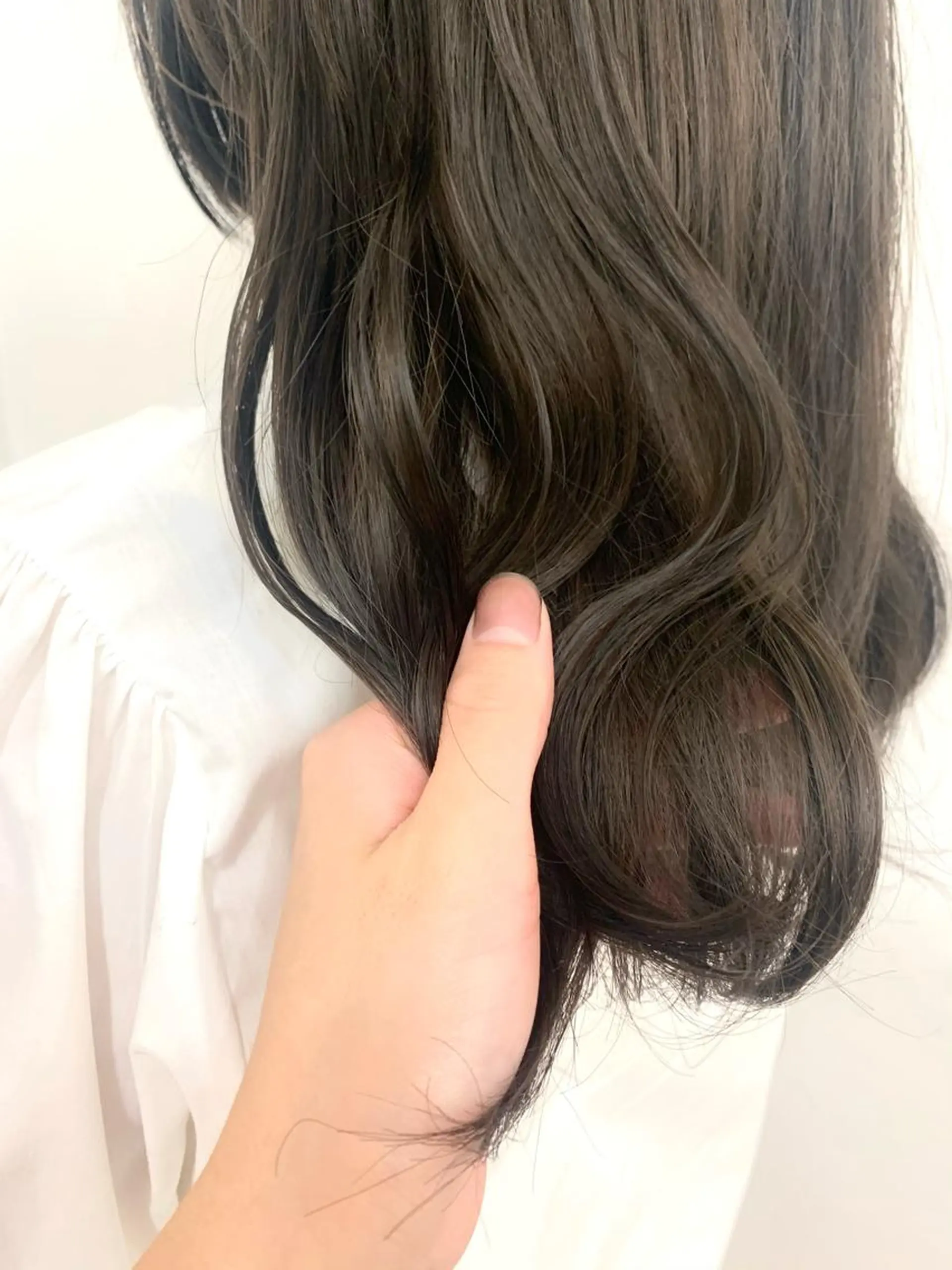 ロング カラー グレージュ オリーブグレージュ オリーブグレー カット ヘアカラー トリートメント chama レイヤーカットのヘアスタイル