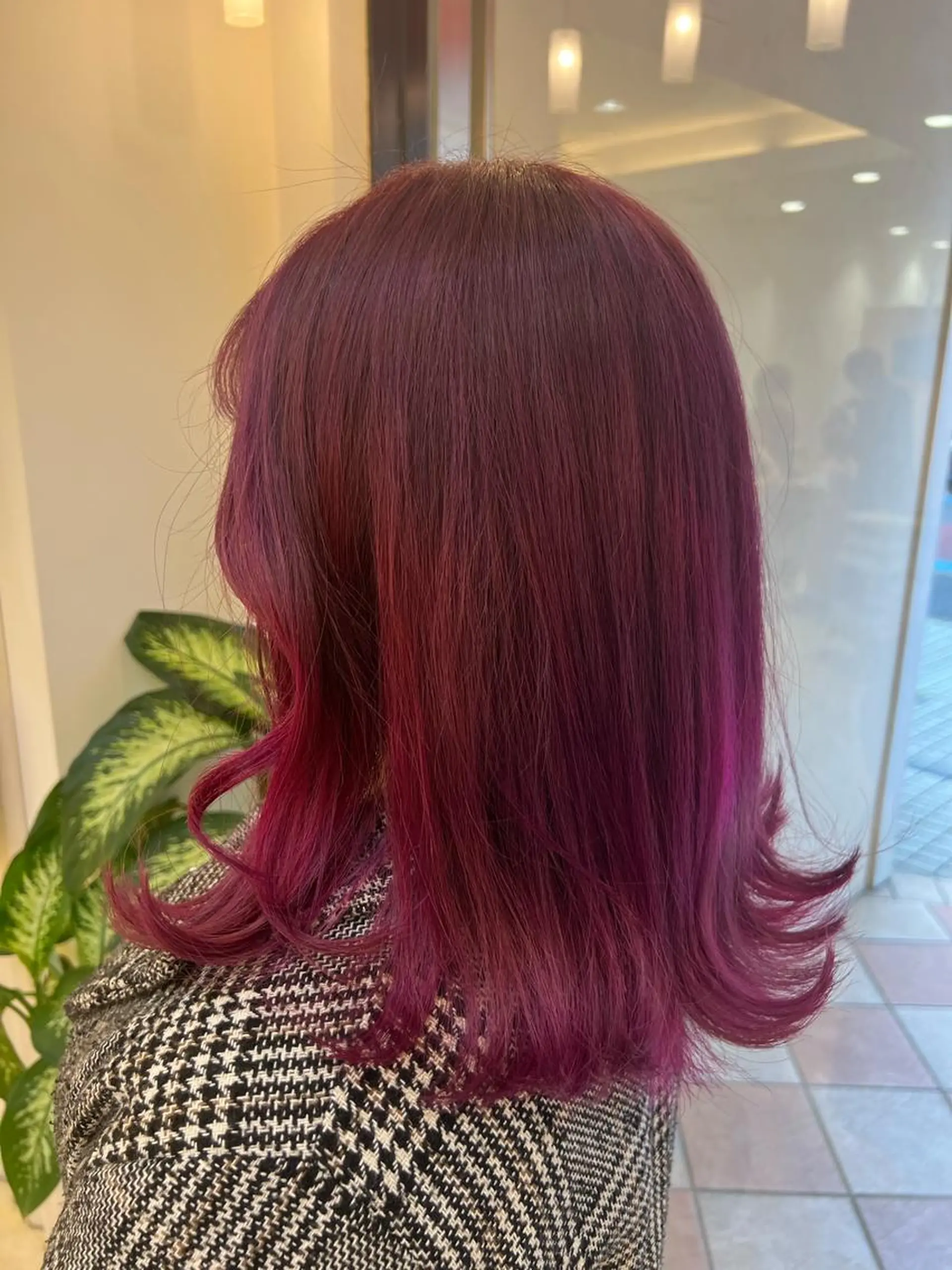 ミディアム カラー ブリーチ ピンクカラー «最高の髪質改善» 艶カラー 惠美のヘアスタイル