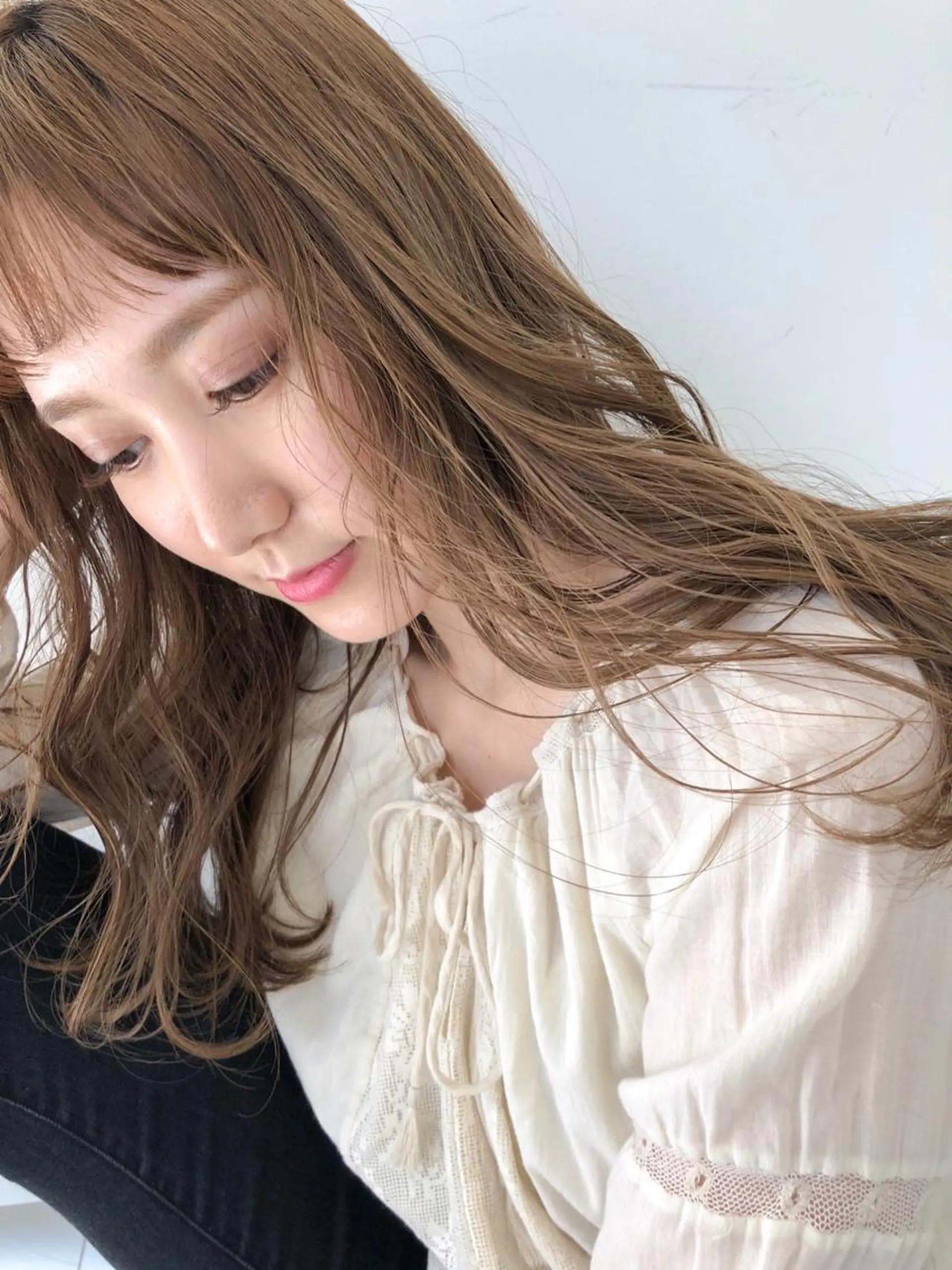 ロング シアーベージュ オン眉 カット ヘアカラー 横山 莉奈のヘアスタイル